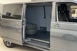 harmaa Volkswagen Transporter 2020 kuva 13.