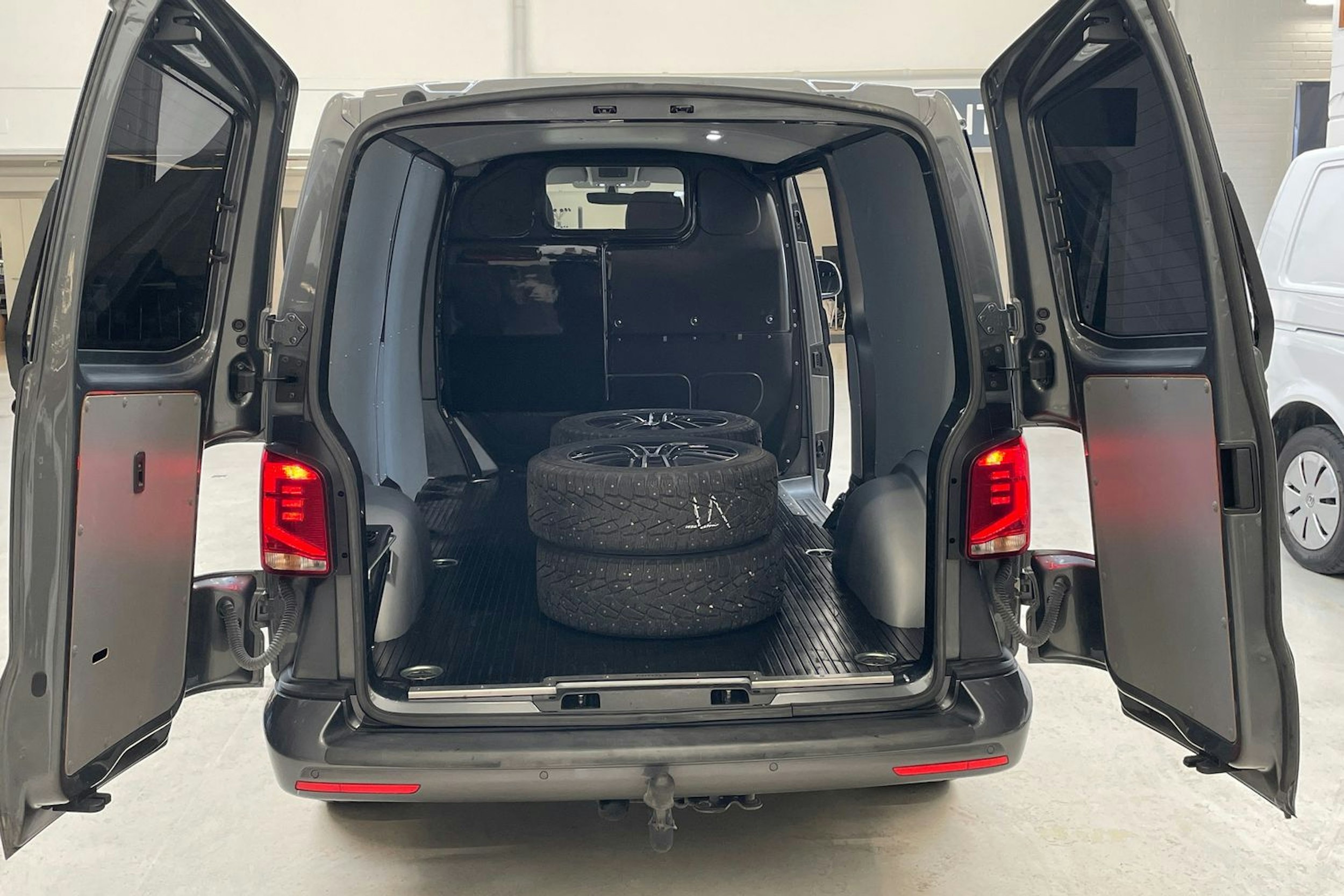 harmaa Volkswagen Transporter 2020 kuva 14.