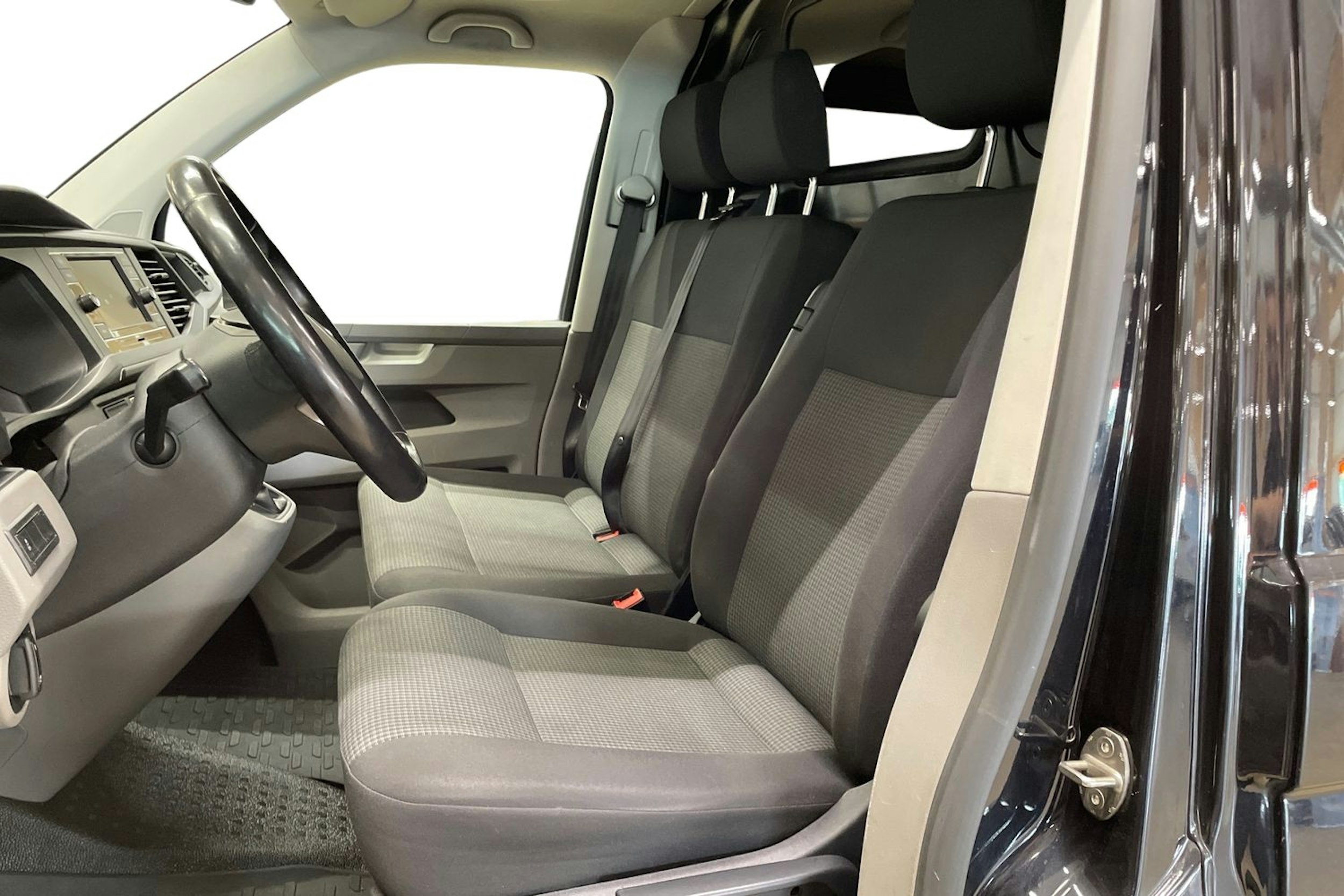 musta Volkswagen Transporter 2020 kuva 10.