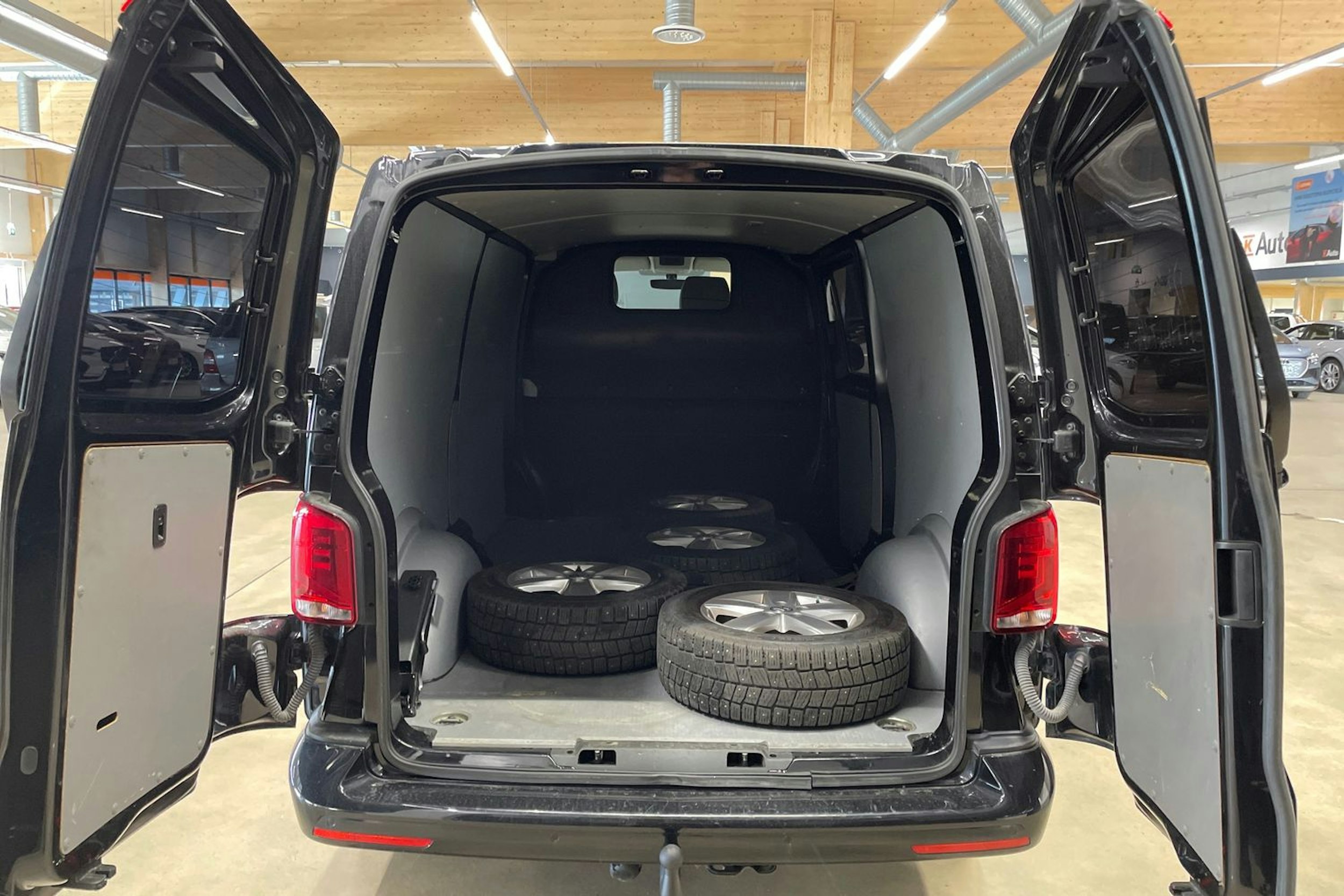 musta Volkswagen Transporter 2020 kuva 15.