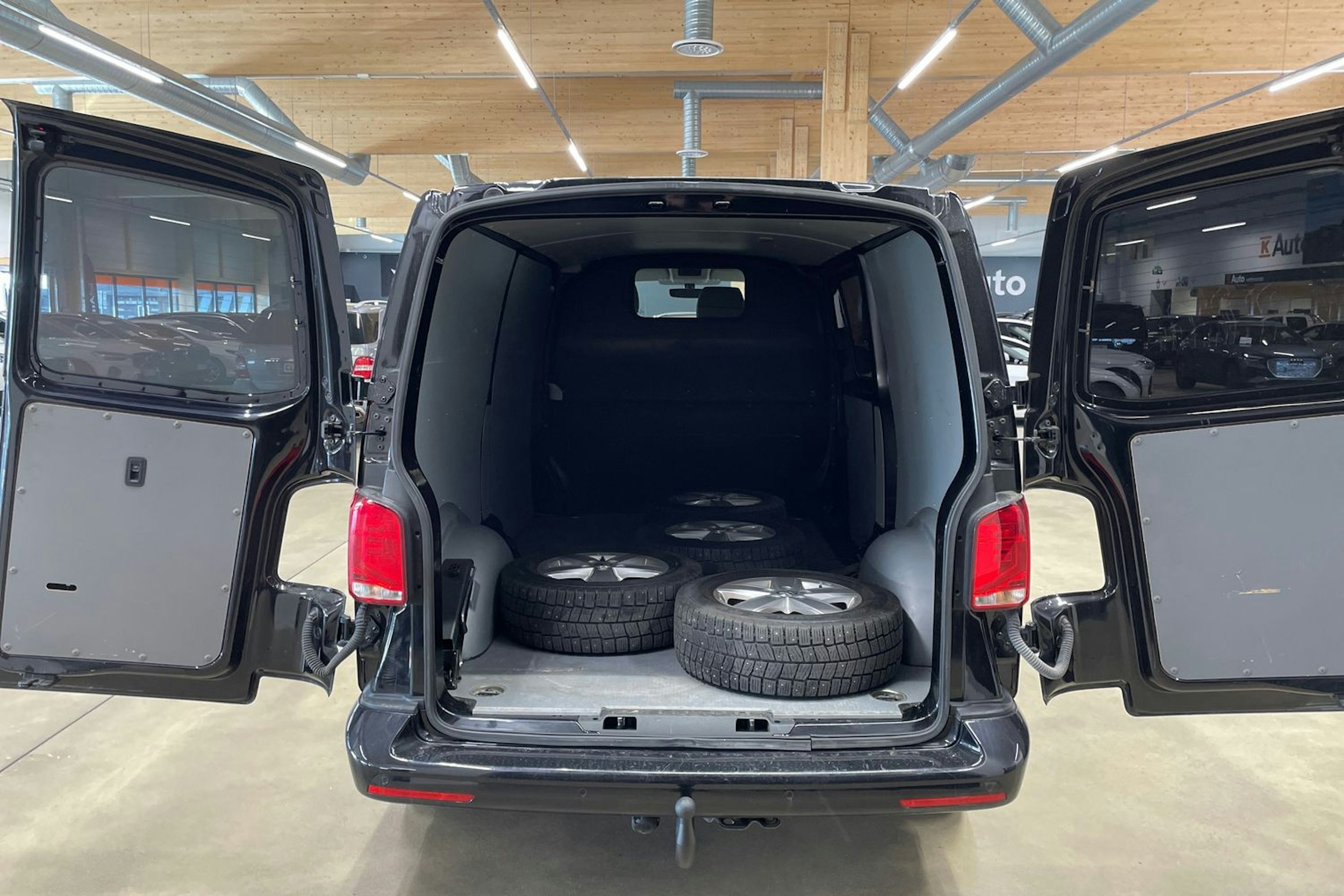 musta Volkswagen Transporter 2020 kuva 16.