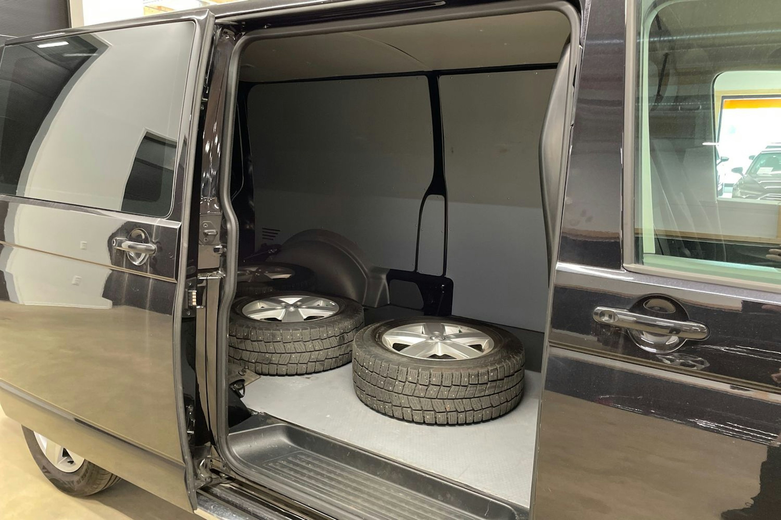 musta Volkswagen Transporter 2020 kuva 18.