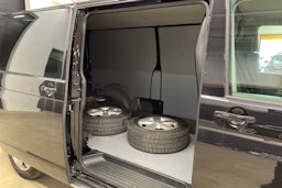 musta Volkswagen Transporter 2020 kuva 18.