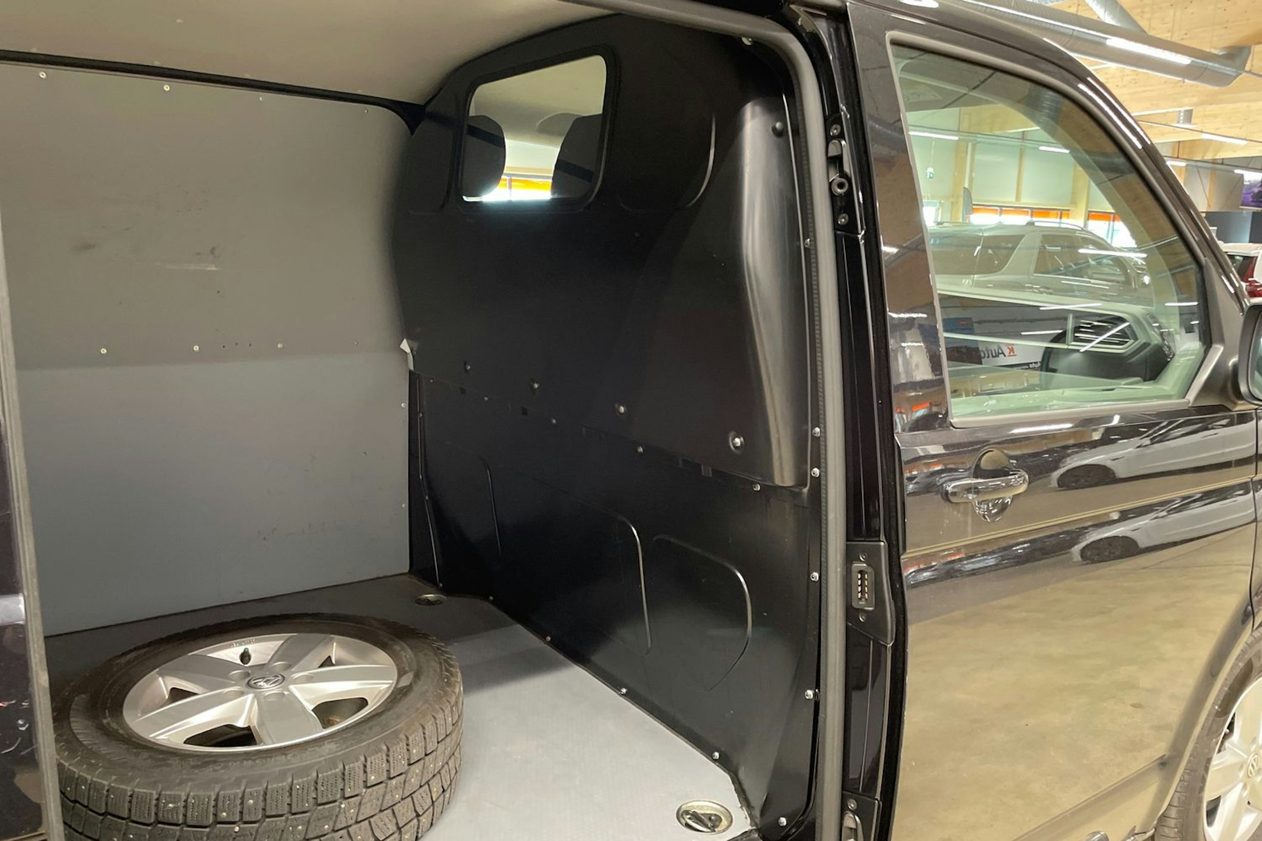 musta Volkswagen Transporter 2020 kuva 19.