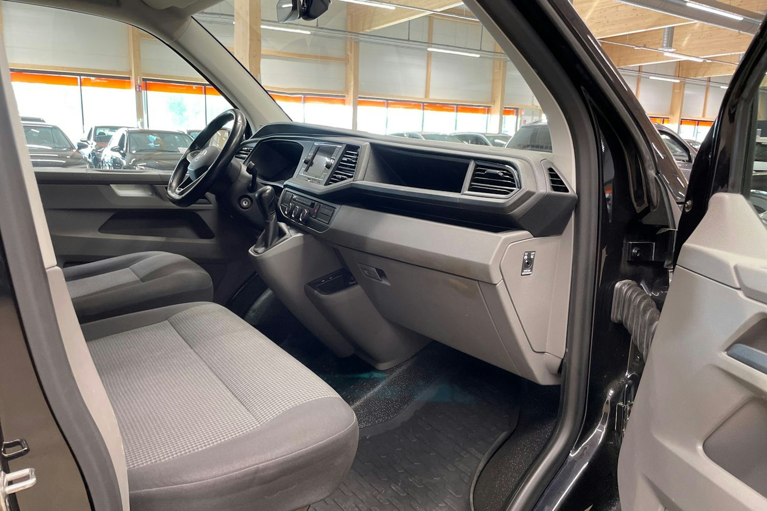 musta Volkswagen Transporter 2020 kuva 20.