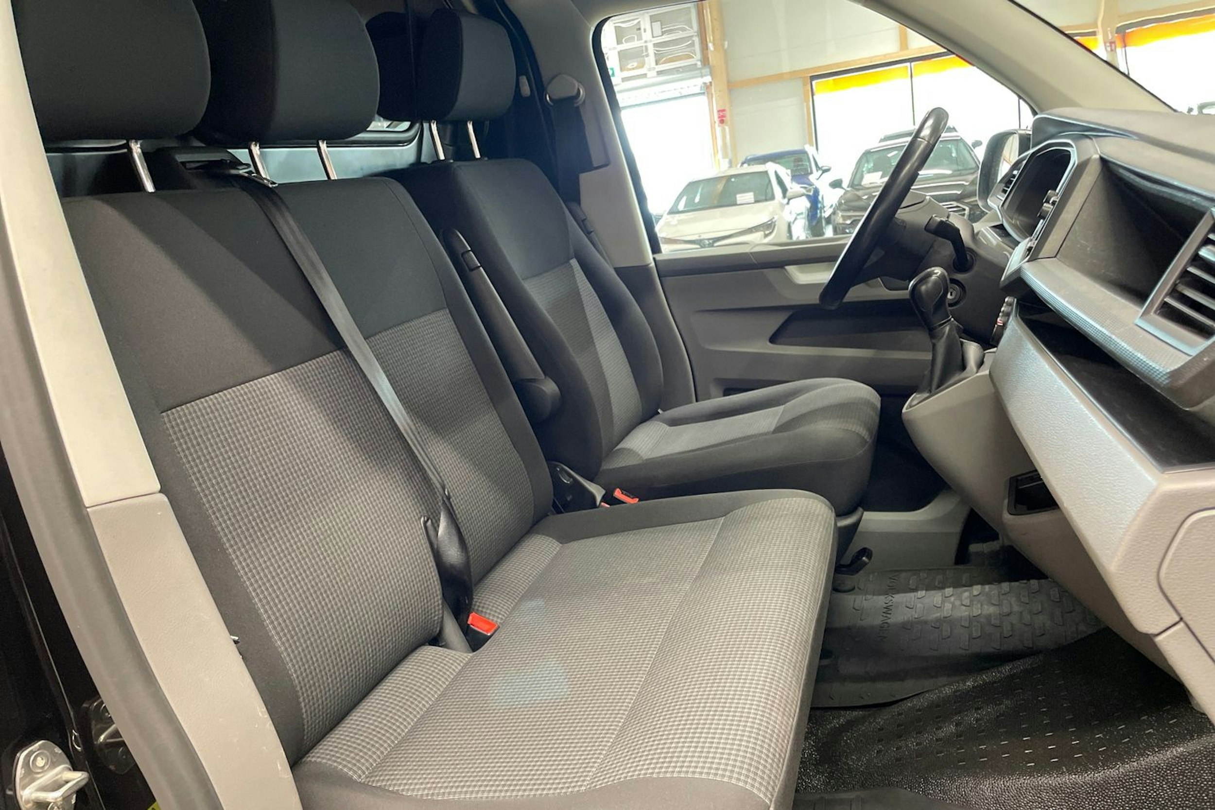 musta Volkswagen Transporter 2020 kuva 22.