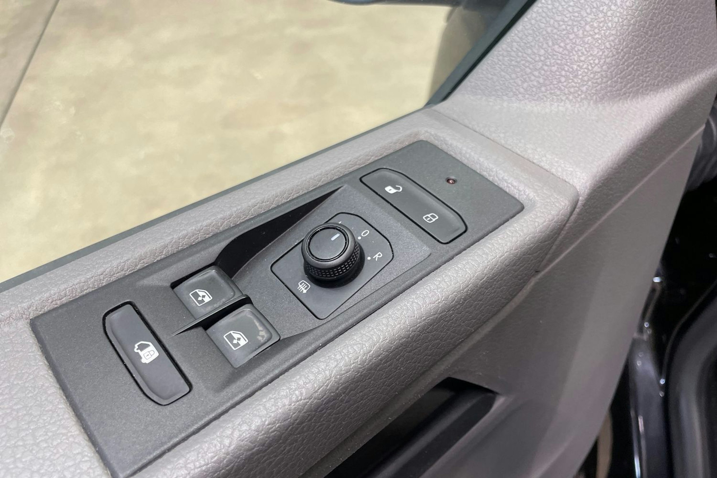 musta Volkswagen Transporter 2020 kuva 23.