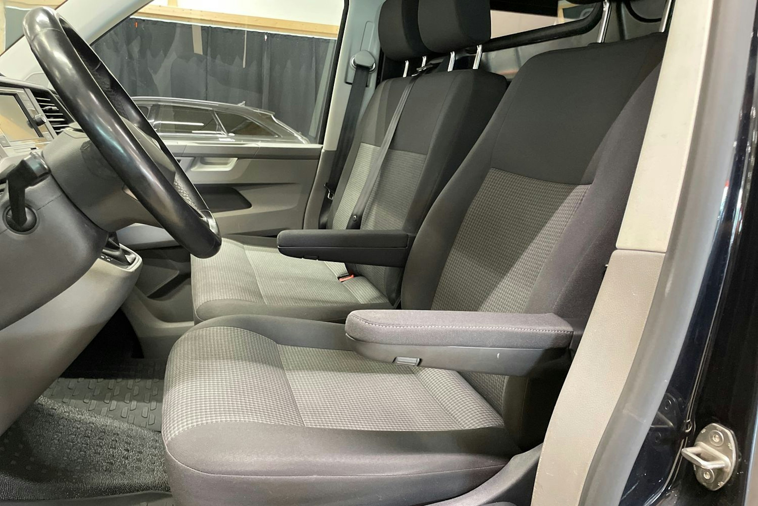 musta Volkswagen Transporter 2020 kuva 24.