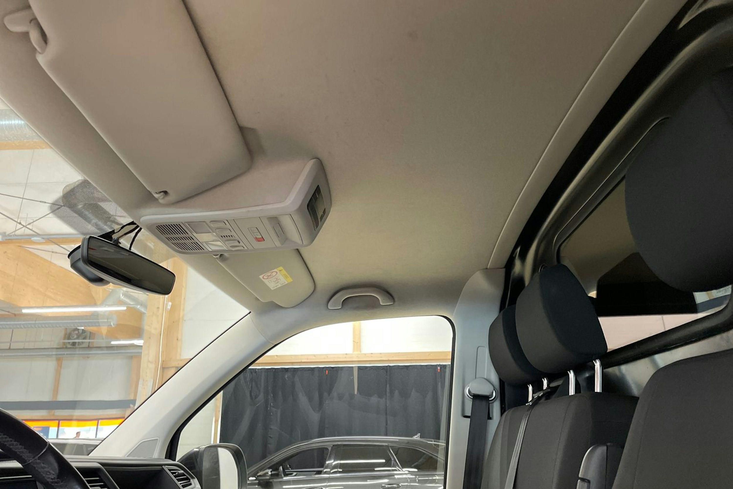 musta Volkswagen Transporter 2020 kuva 25.