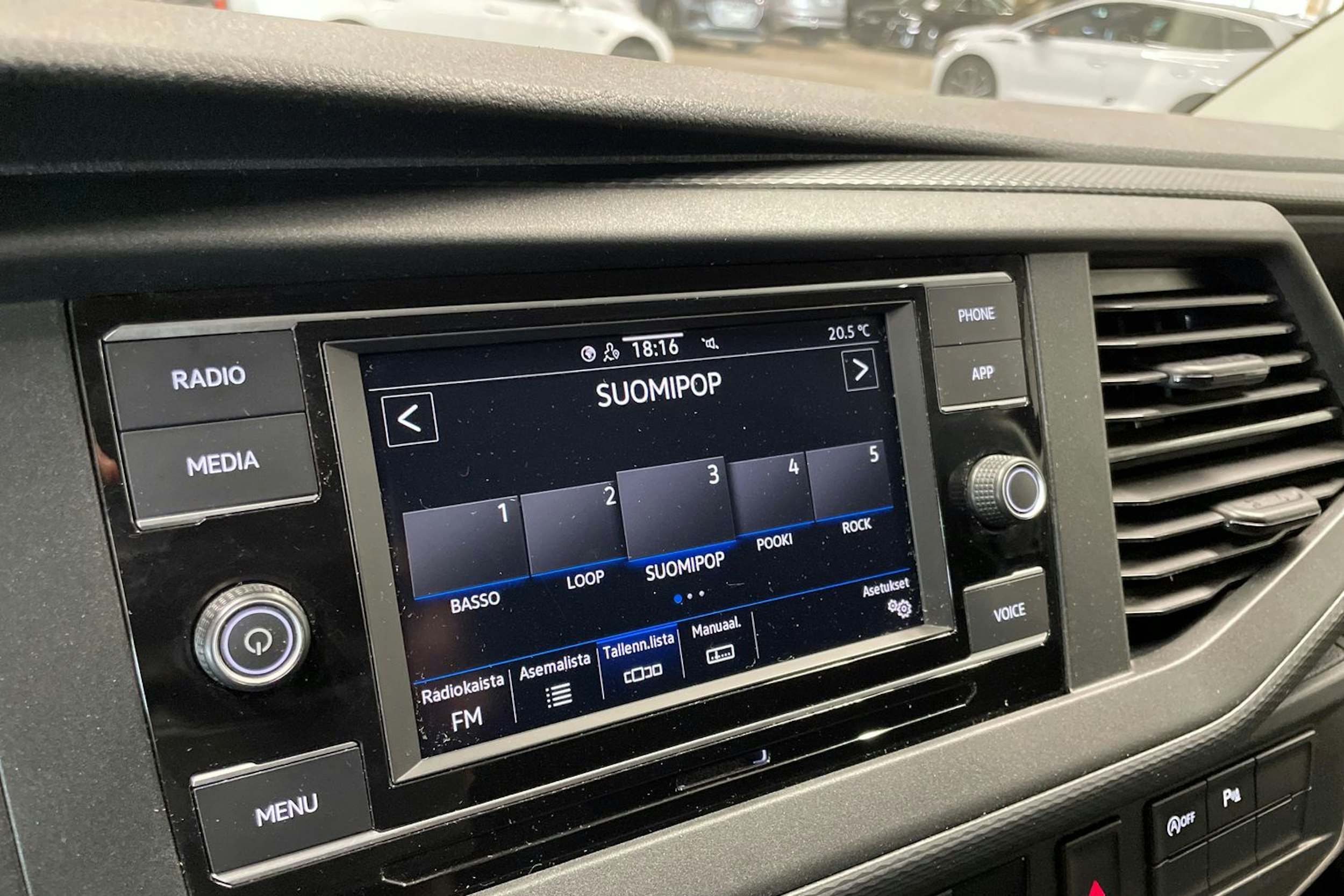 musta Volkswagen Transporter 2020 kuva 31.