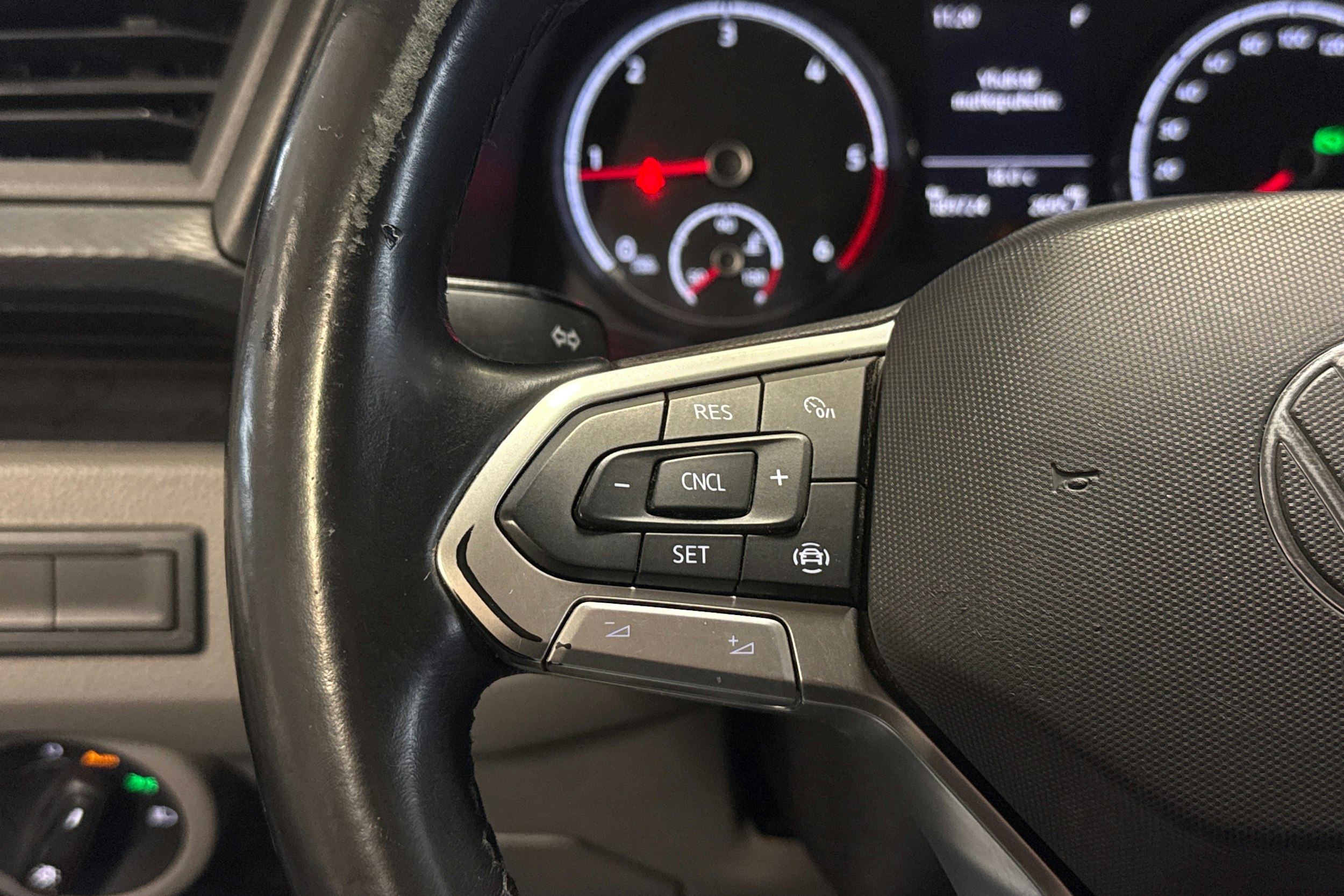 punainen Volkswagen Transporter 2020 kuva 15.