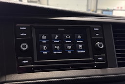 punainen Volkswagen Transporter 2020 kuva 18.