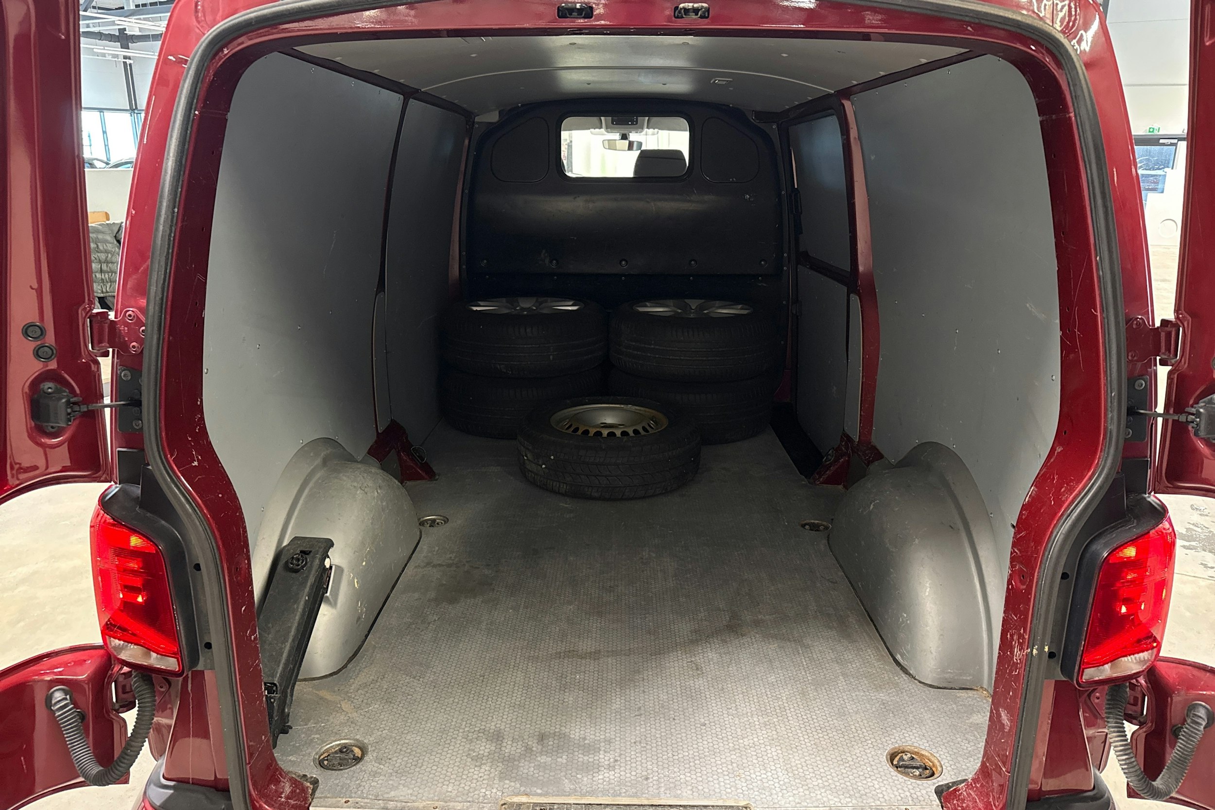 punainen Volkswagen Transporter 2020 kuva 22.