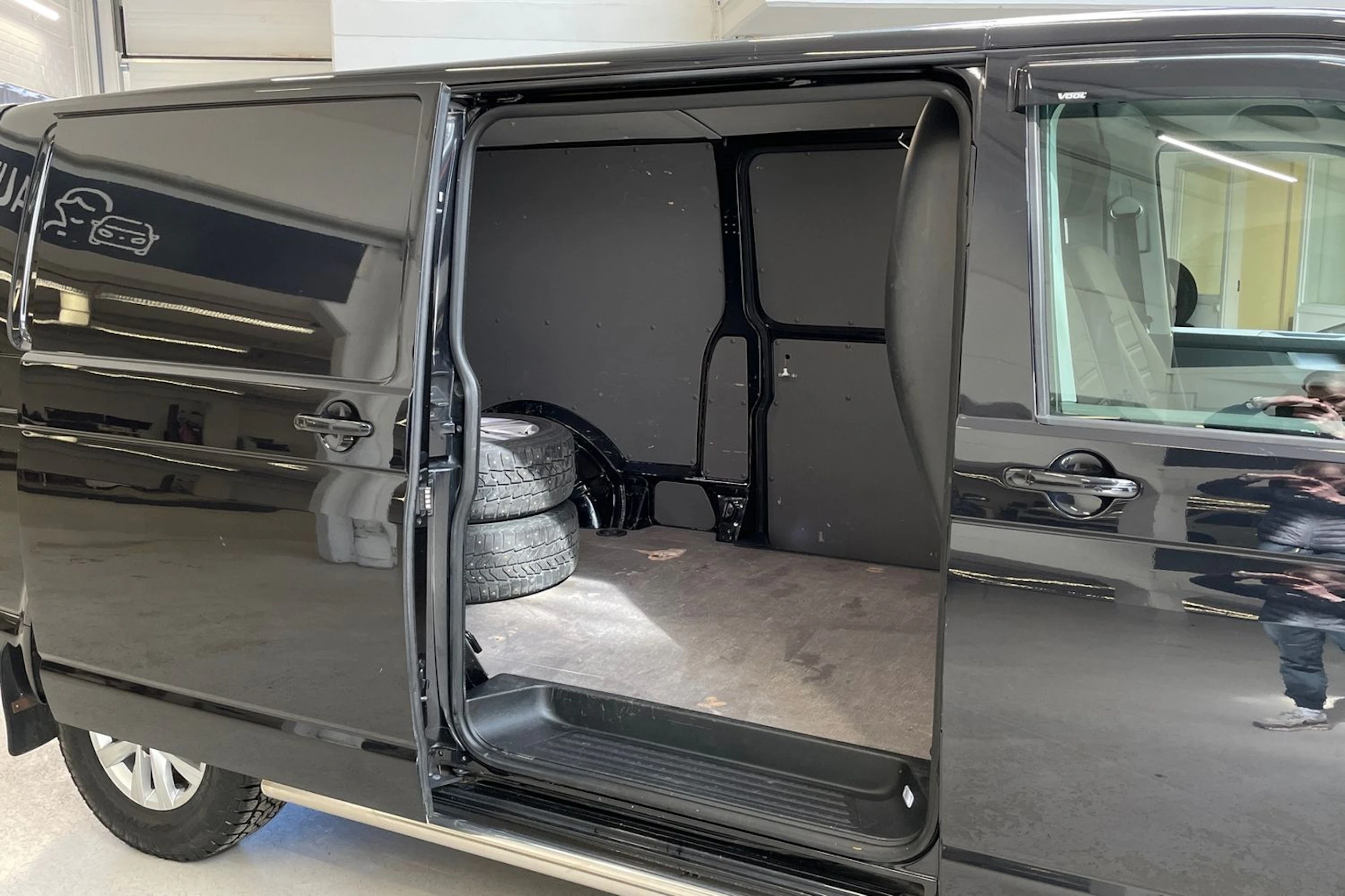 musta Volkswagen Transporter 2020 kuva 13.