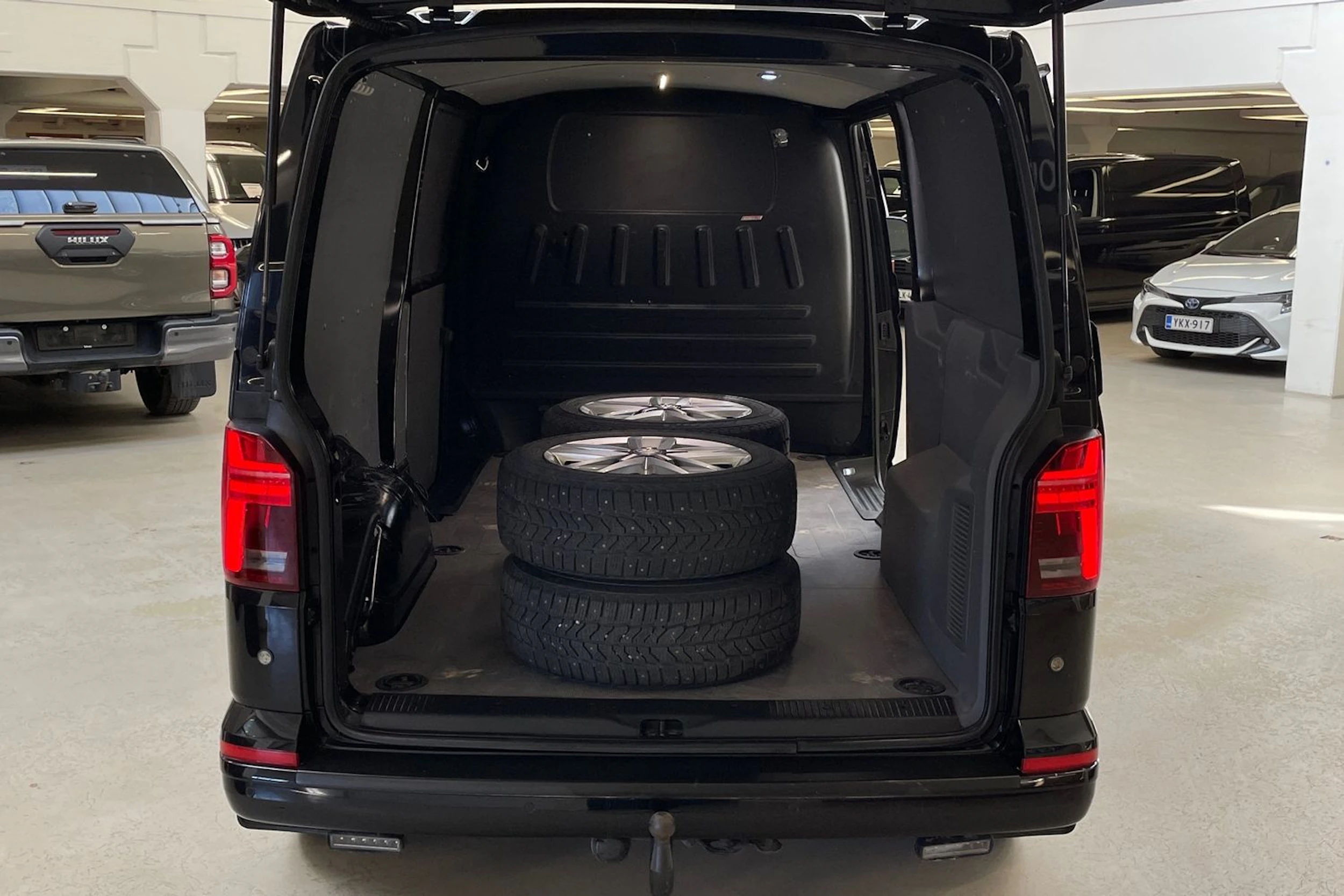 musta Volkswagen Transporter 2020 kuva 15.