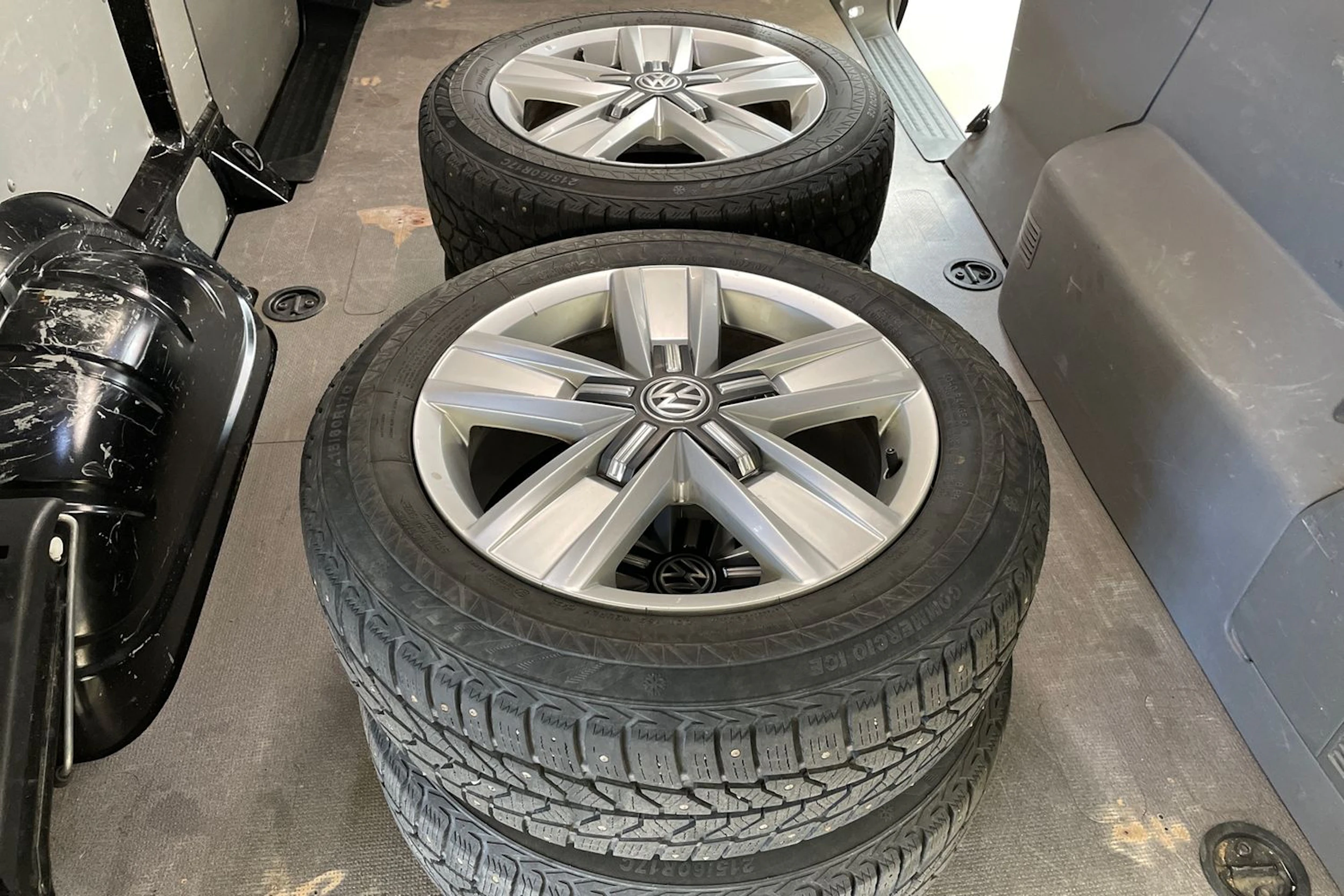 musta Volkswagen Transporter 2020 kuva 16.