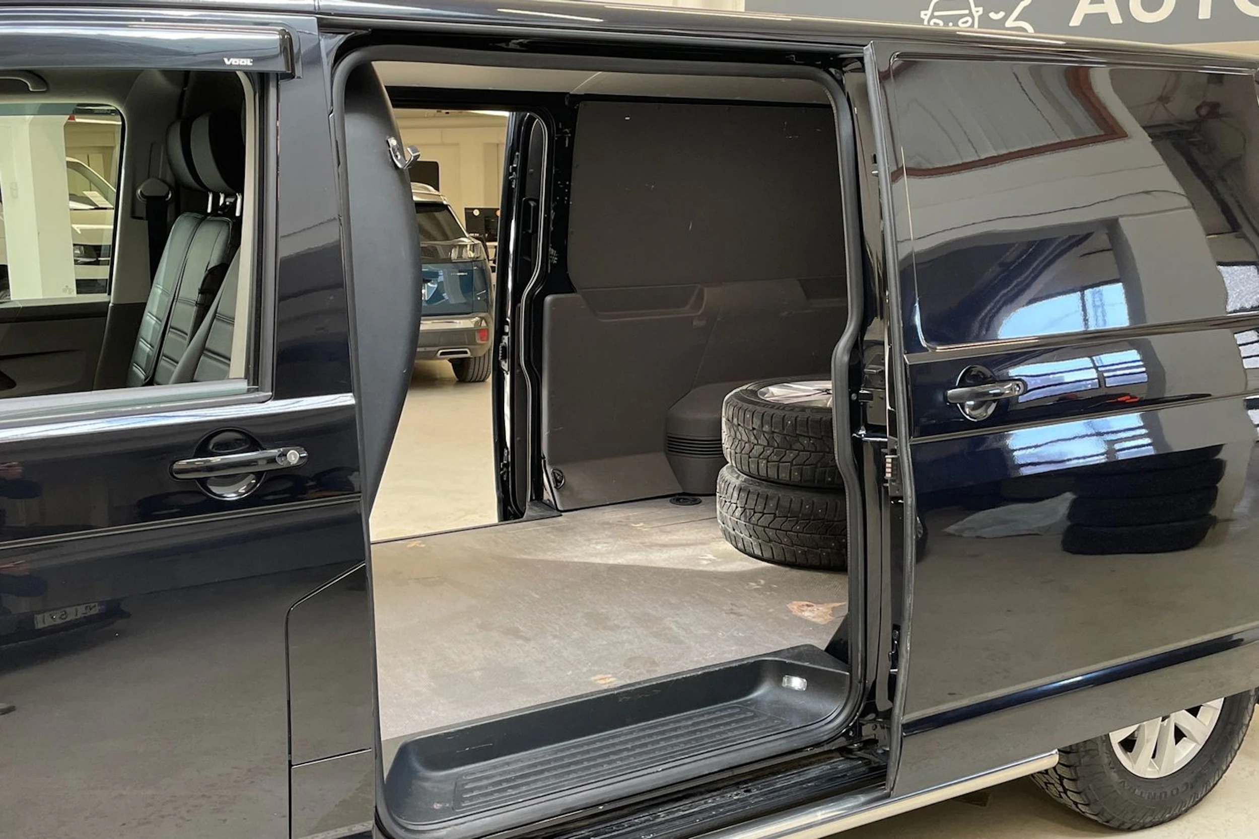 musta Volkswagen Transporter 2020 kuva 17.