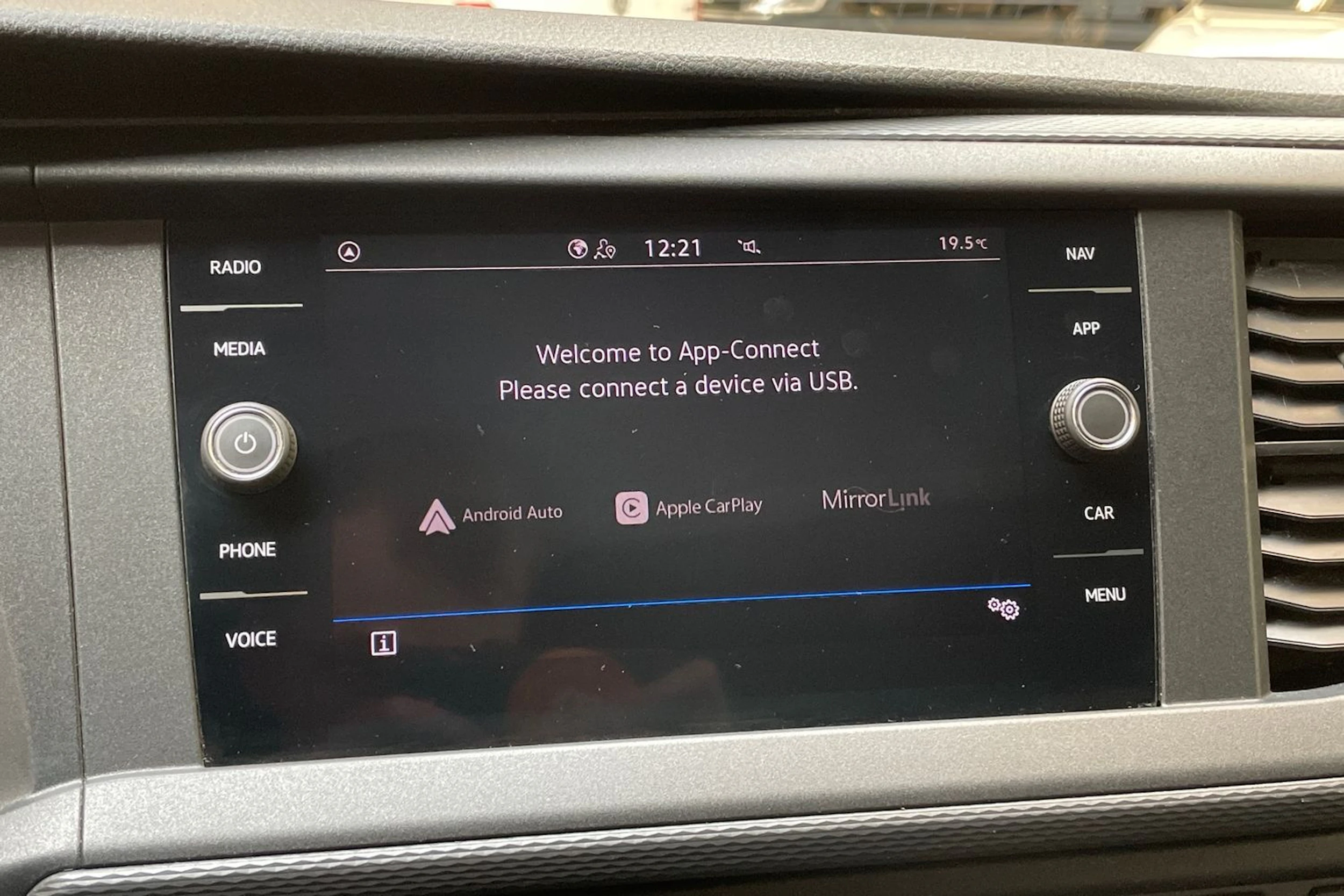 musta Volkswagen Transporter 2020 kuva 26.