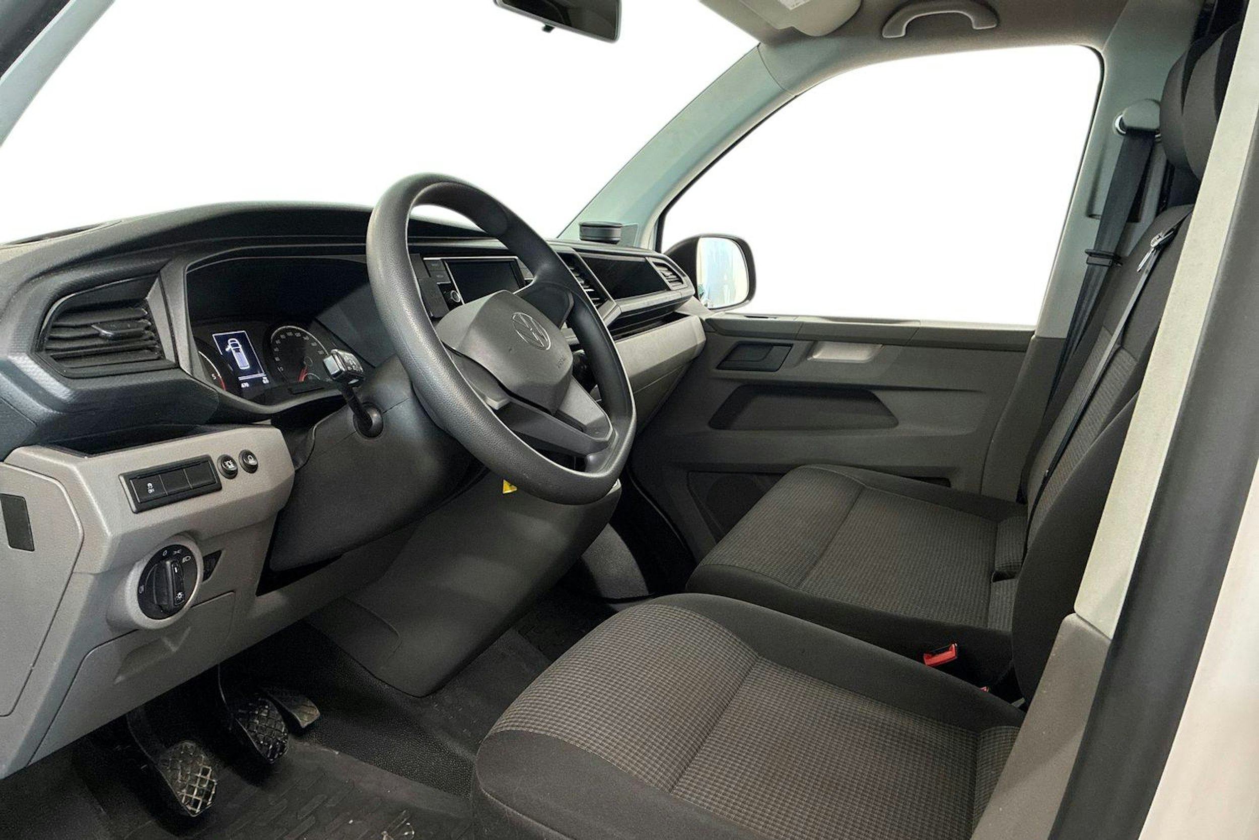 valkoinen Volkswagen Transporter 2020 kuva 3.