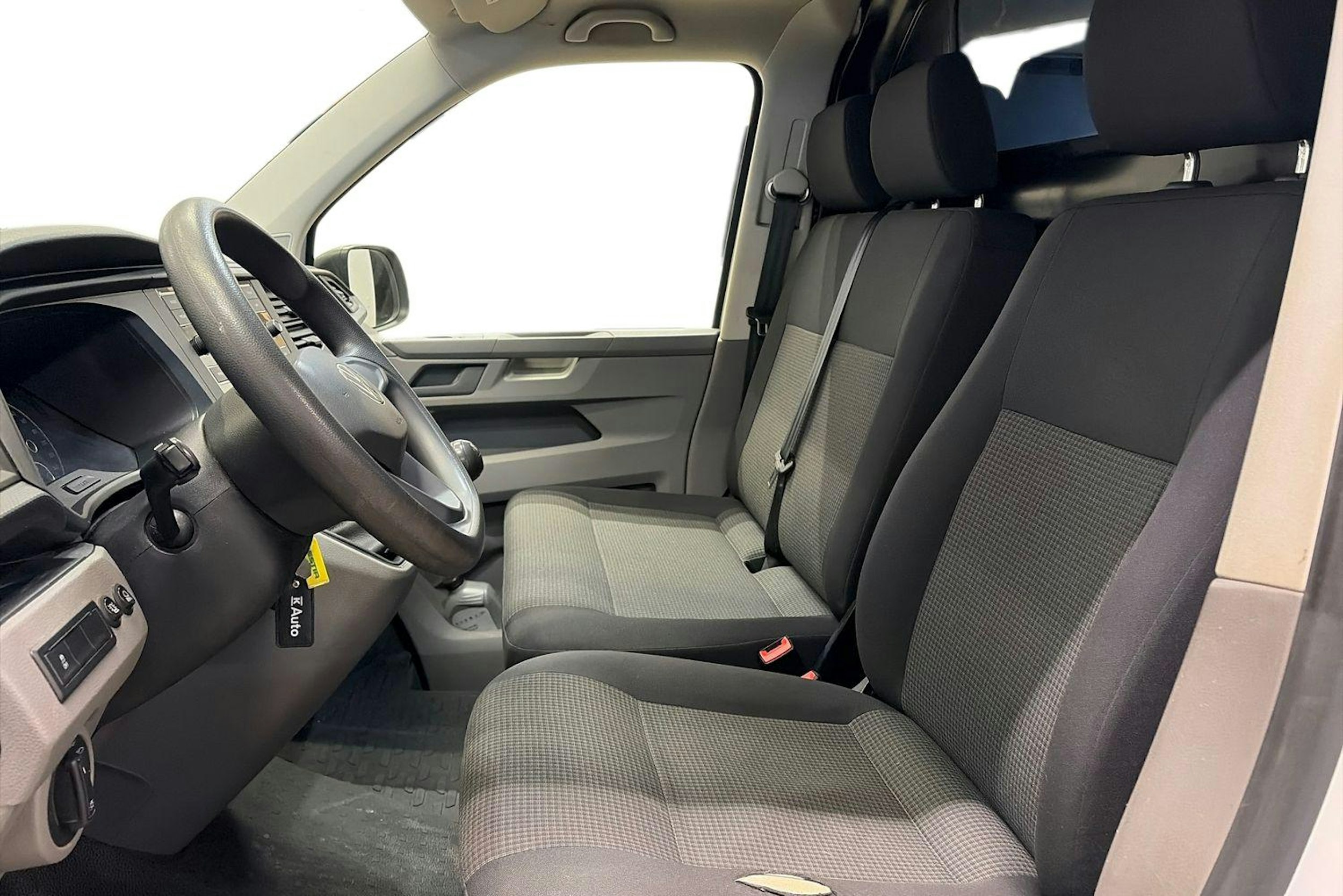 valkoinen Volkswagen Transporter 2020 kuva 8.