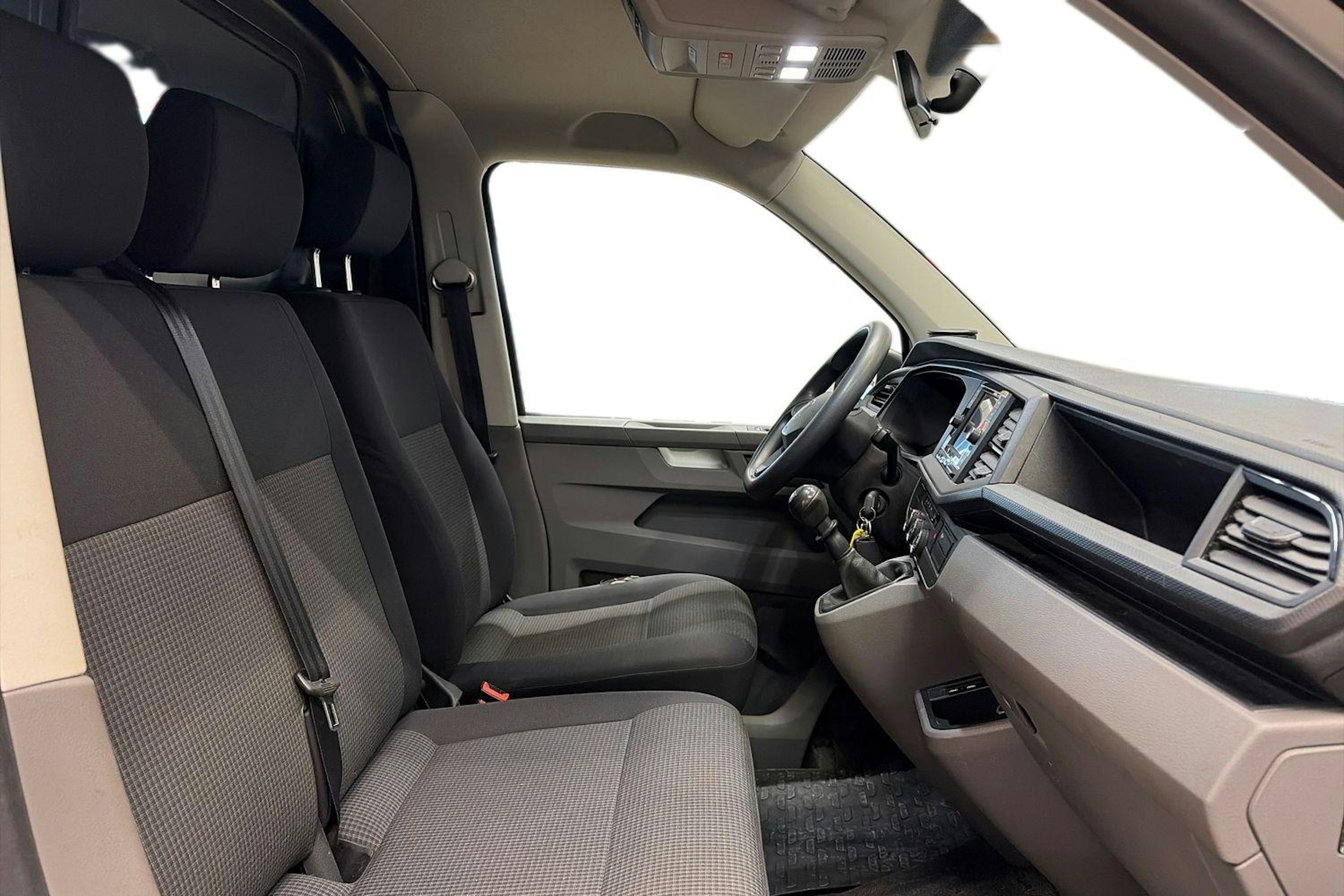 valkoinen Volkswagen Transporter 2020 kuva 11.