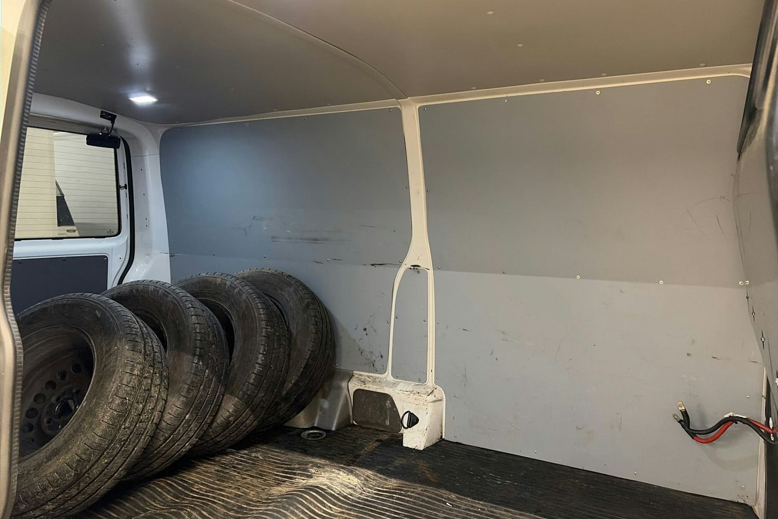 valkoinen Volkswagen Transporter 2020 kuva 13.