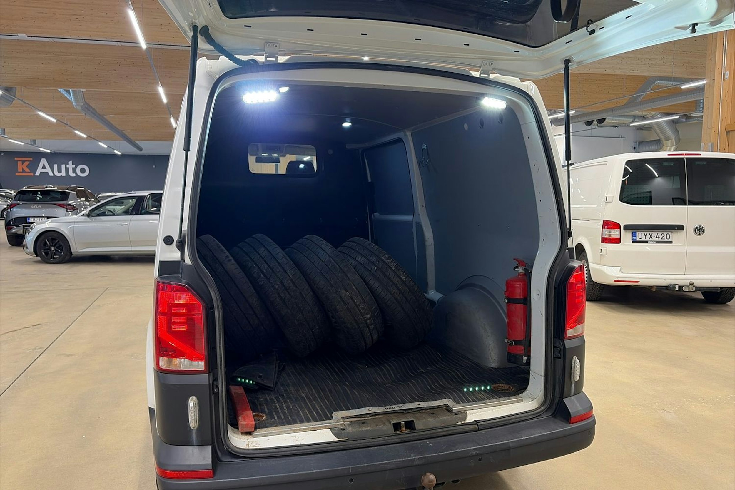 valkoinen Volkswagen Transporter 2020 kuva 16.