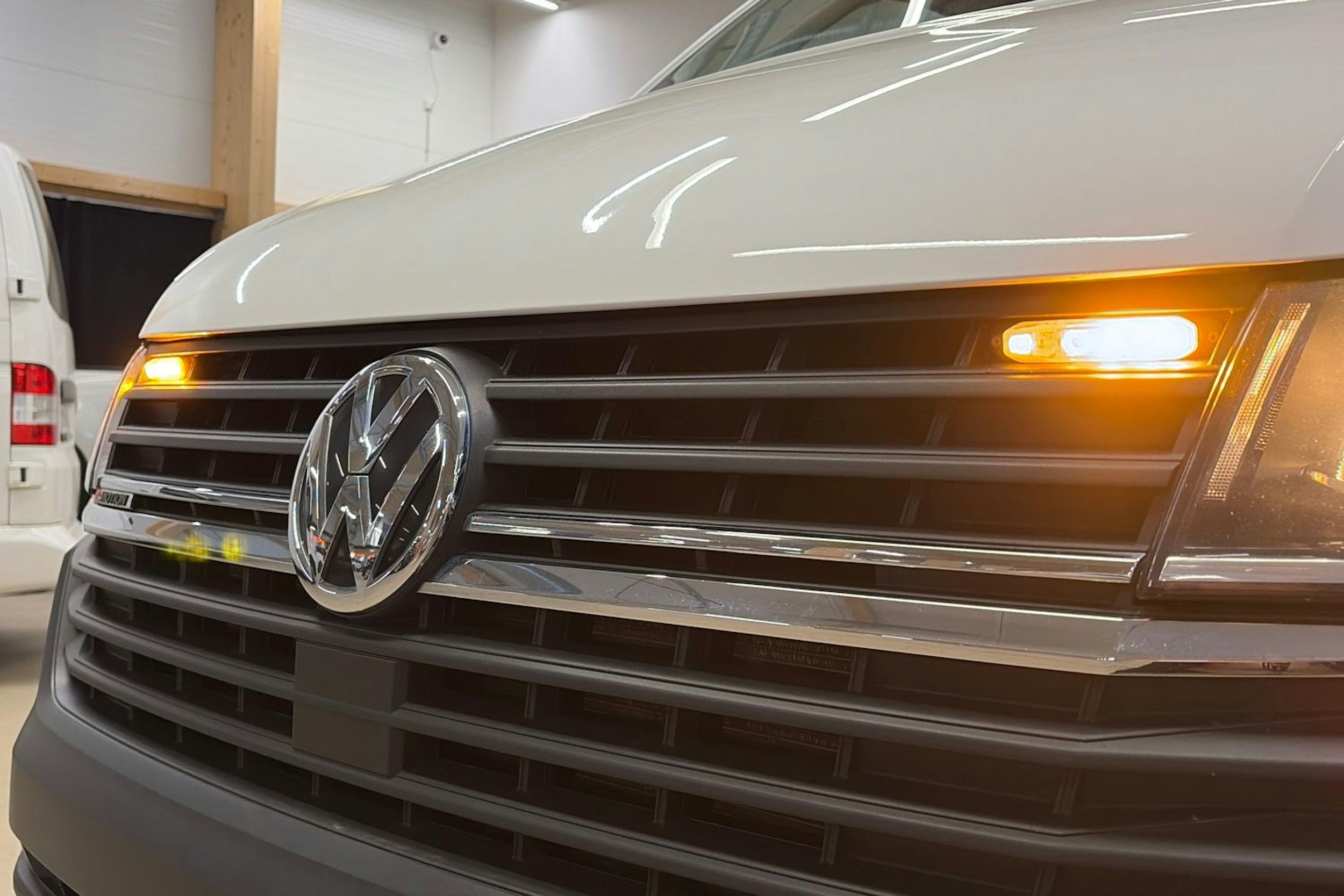 valkoinen Volkswagen Transporter 2020 kuva 18.