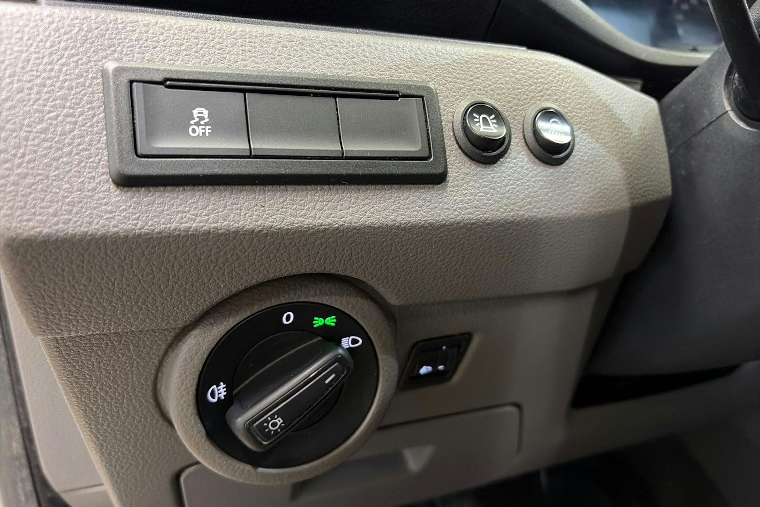 valkoinen Volkswagen Transporter 2020 kuva 21.