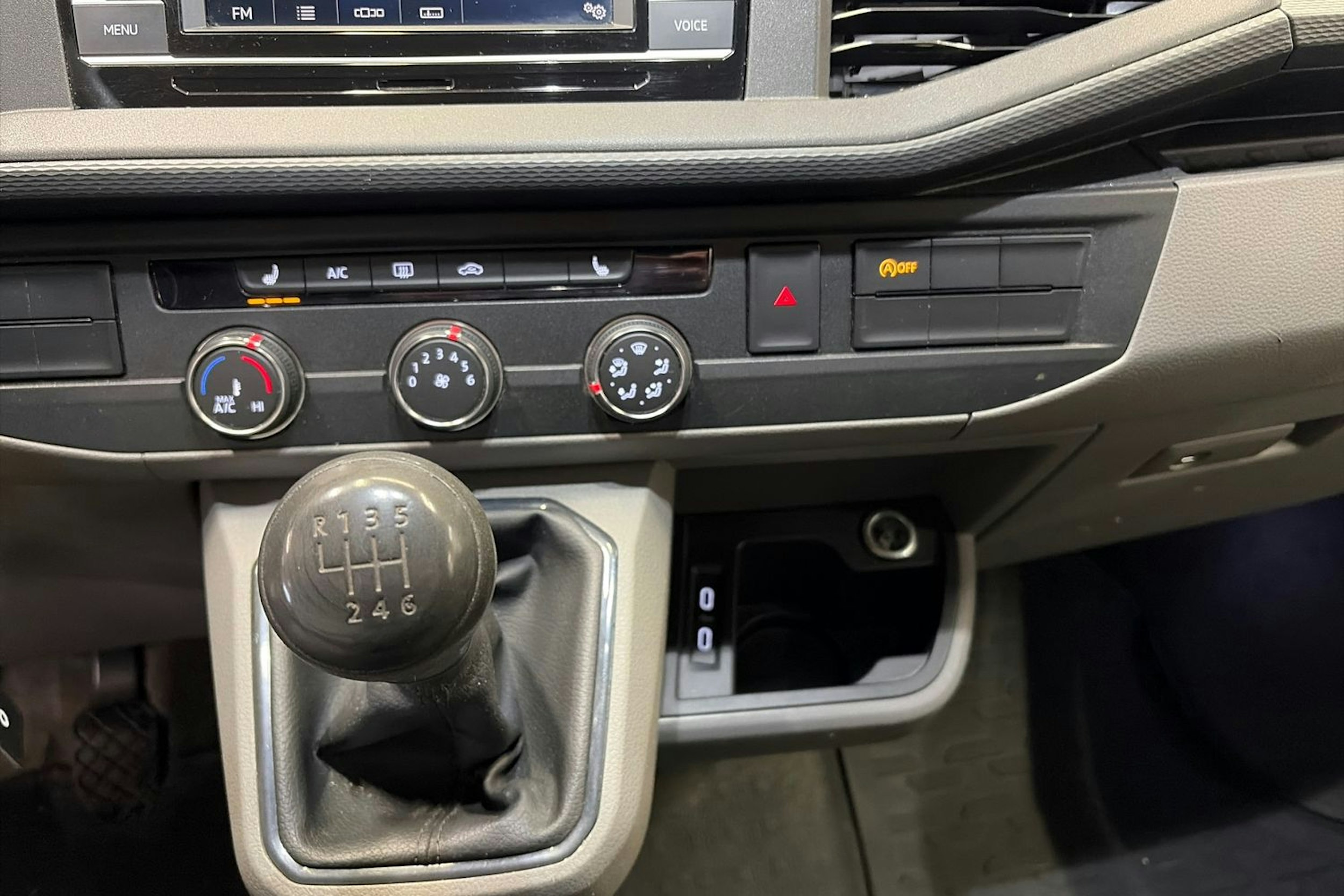 valkoinen Volkswagen Transporter 2020 kuva 24.