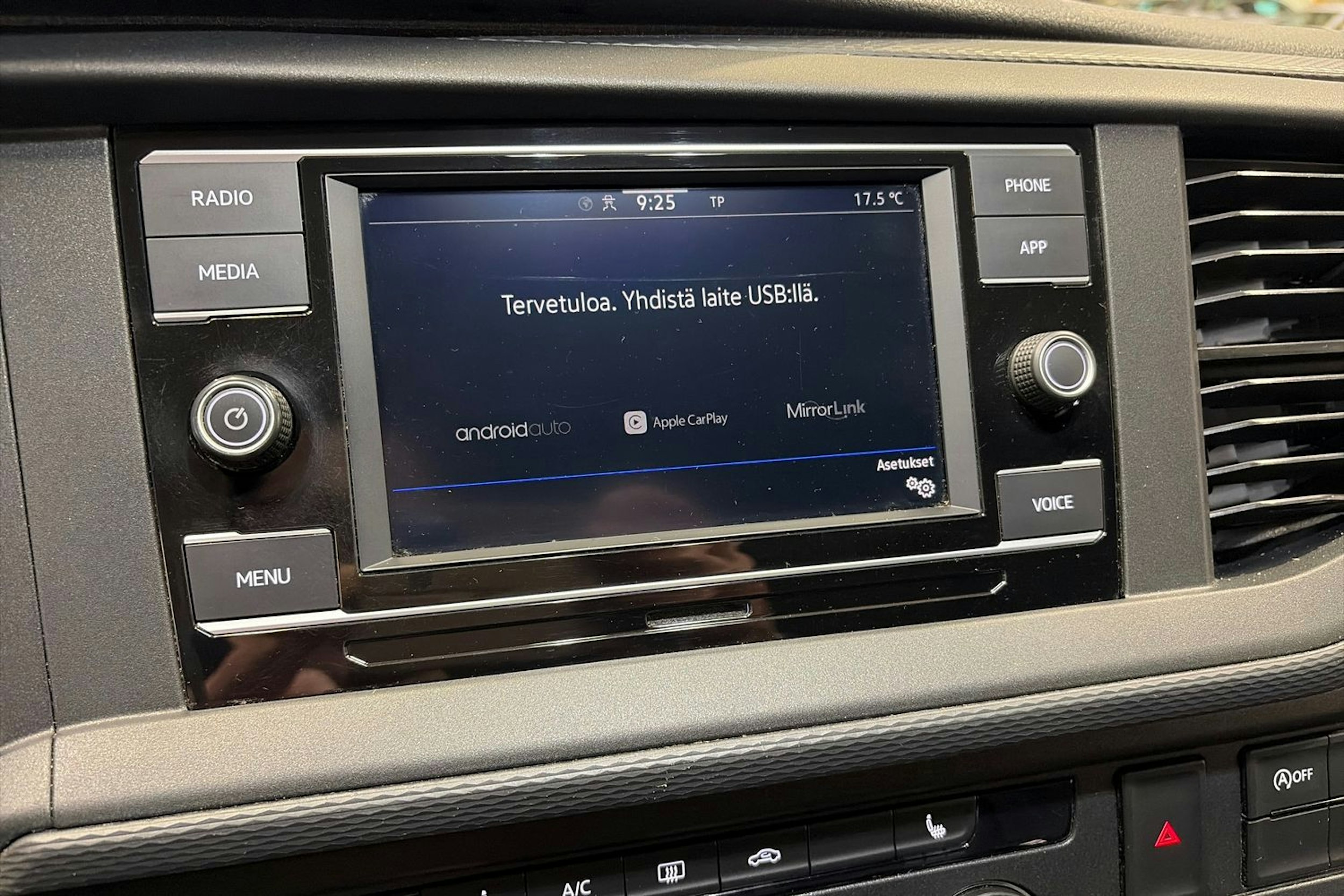 valkoinen Volkswagen Transporter 2020 kuva 26.