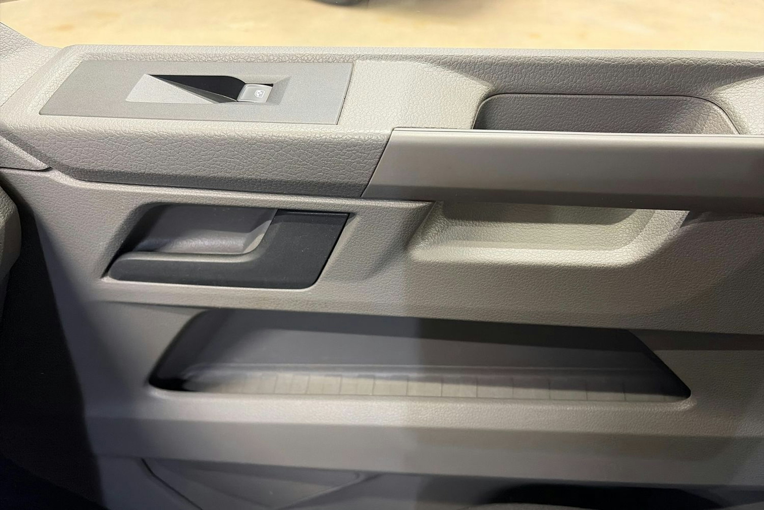 valkoinen Volkswagen Transporter 2020 kuva 30.