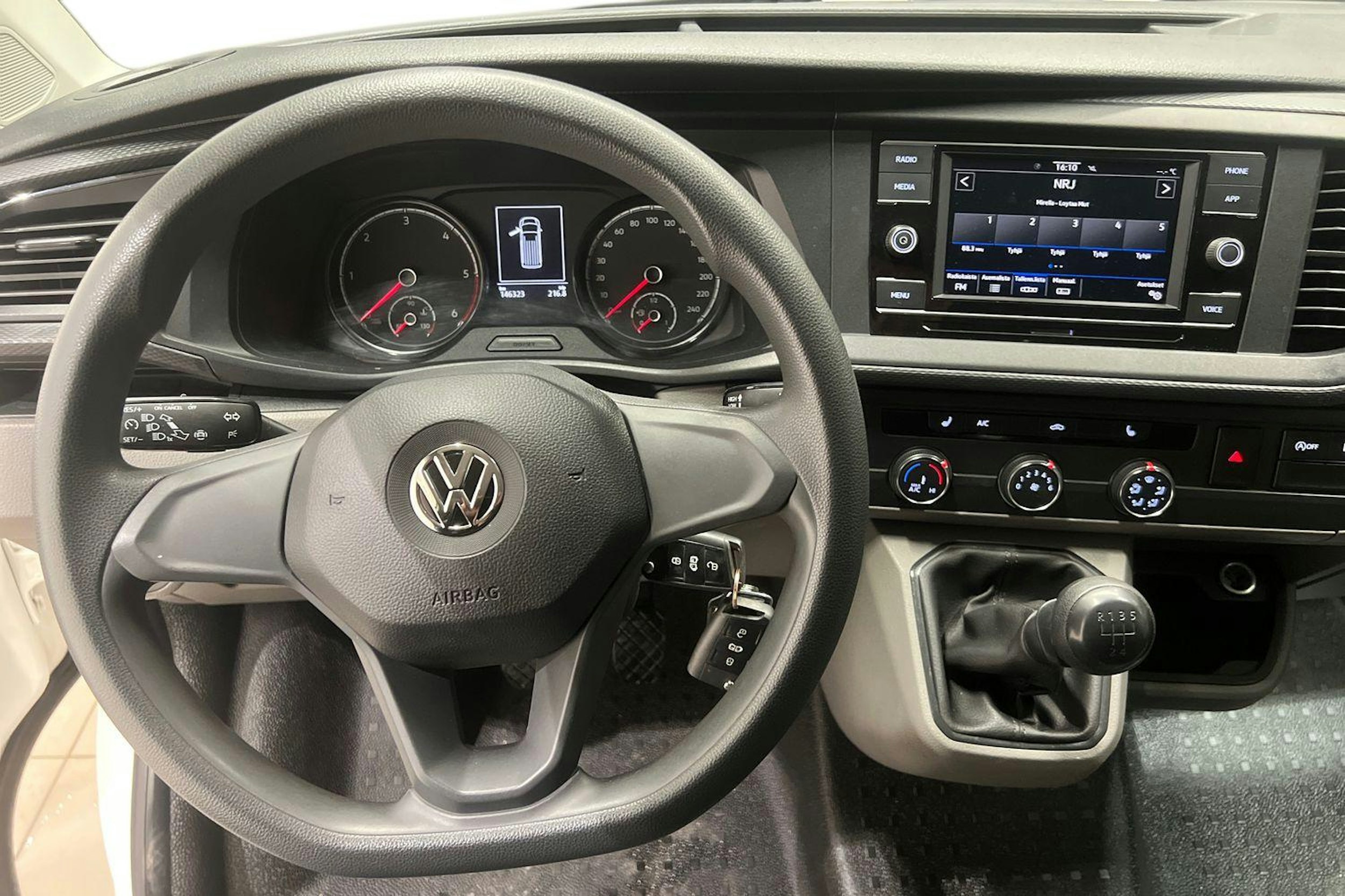 valkoinen Volkswagen Transporter 2020 kuva 9.