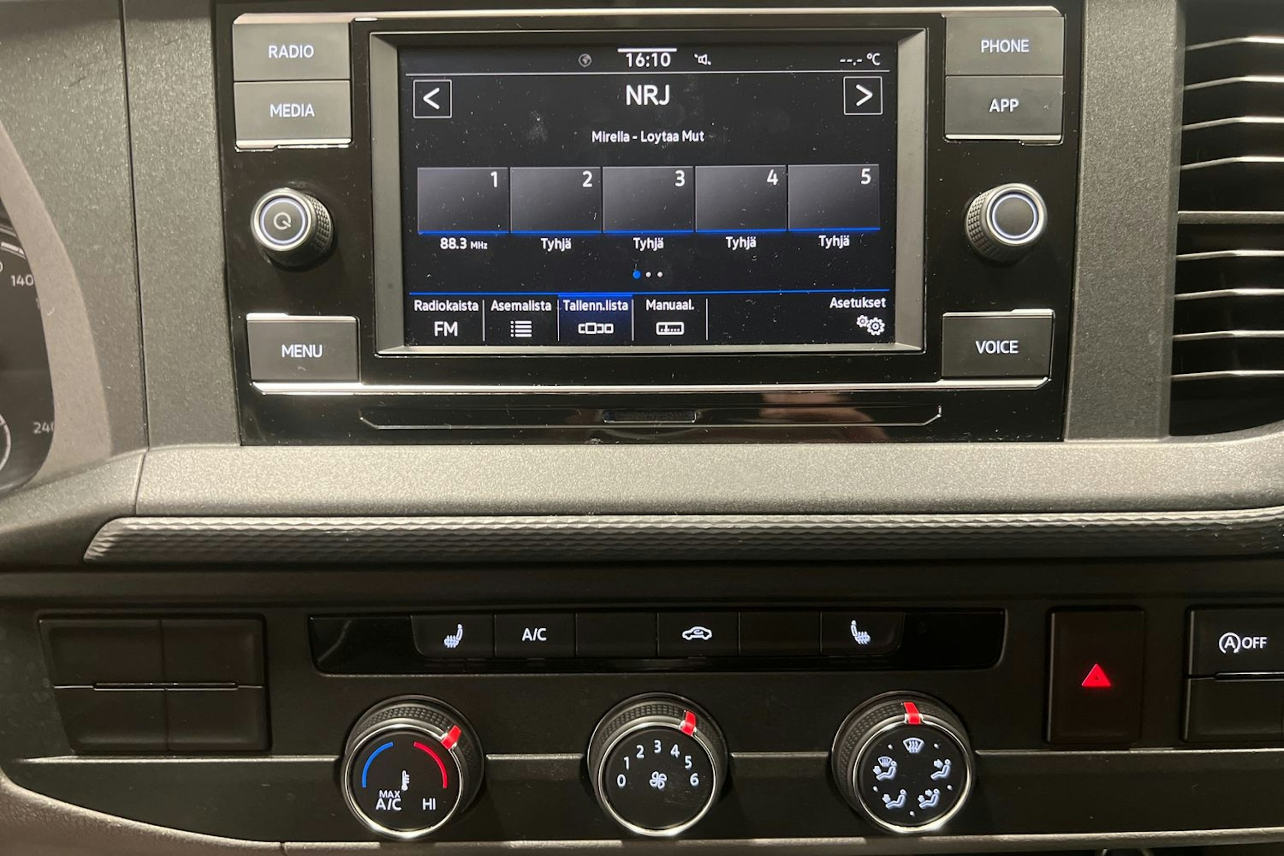 valkoinen Volkswagen Transporter 2020 kuva 13.