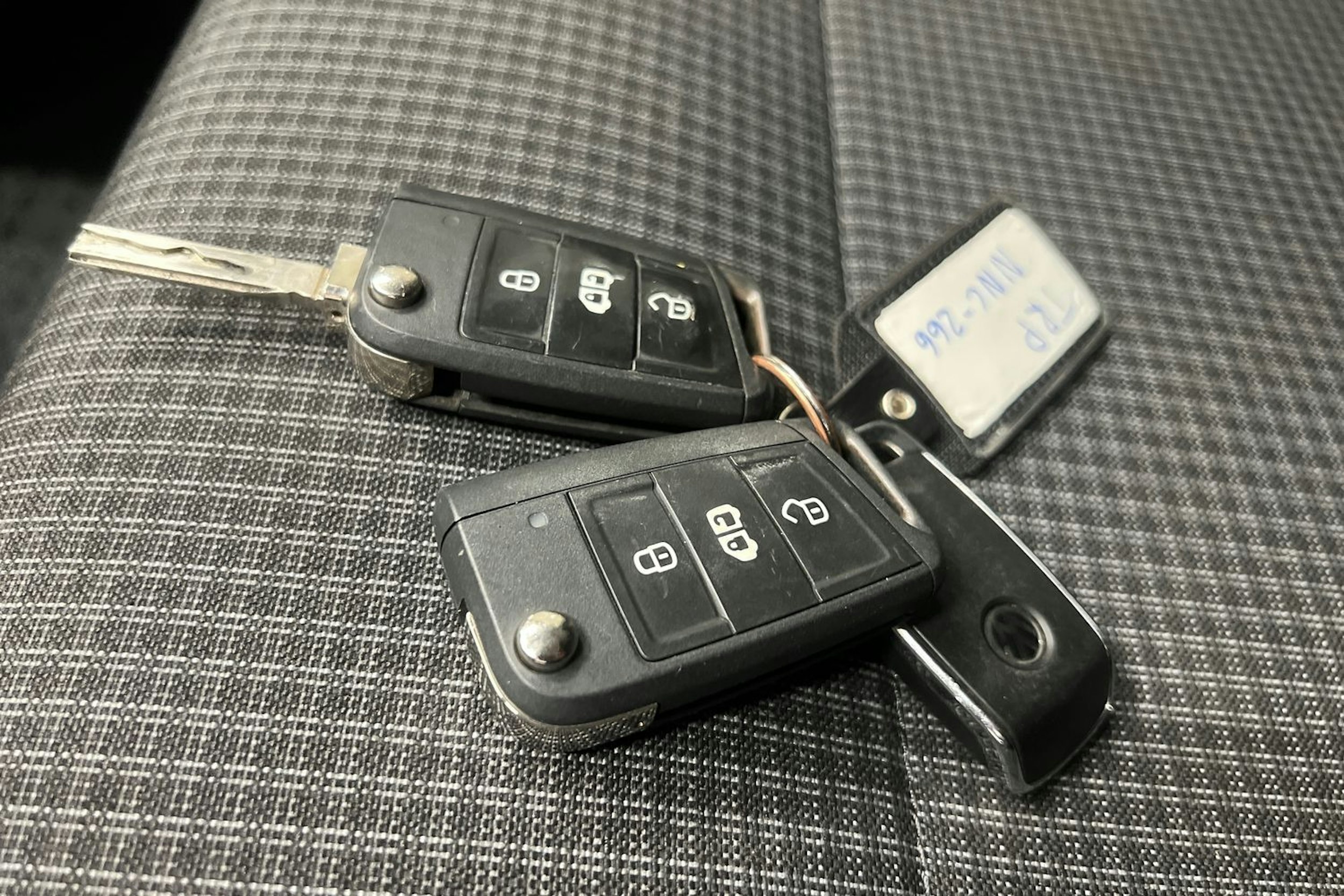 valkoinen Volkswagen Transporter 2020 kuva 16.