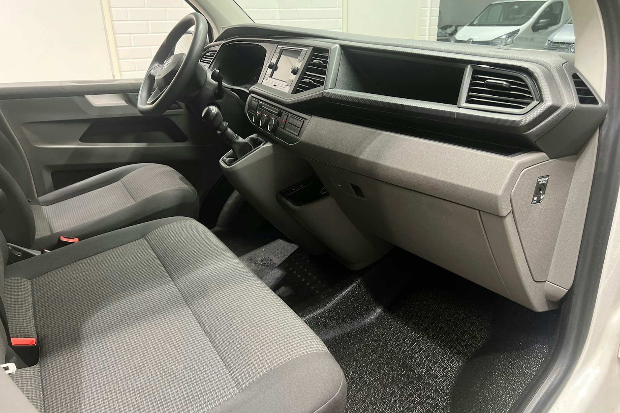 valkoinen Volkswagen Transporter 2020 kuva 17.