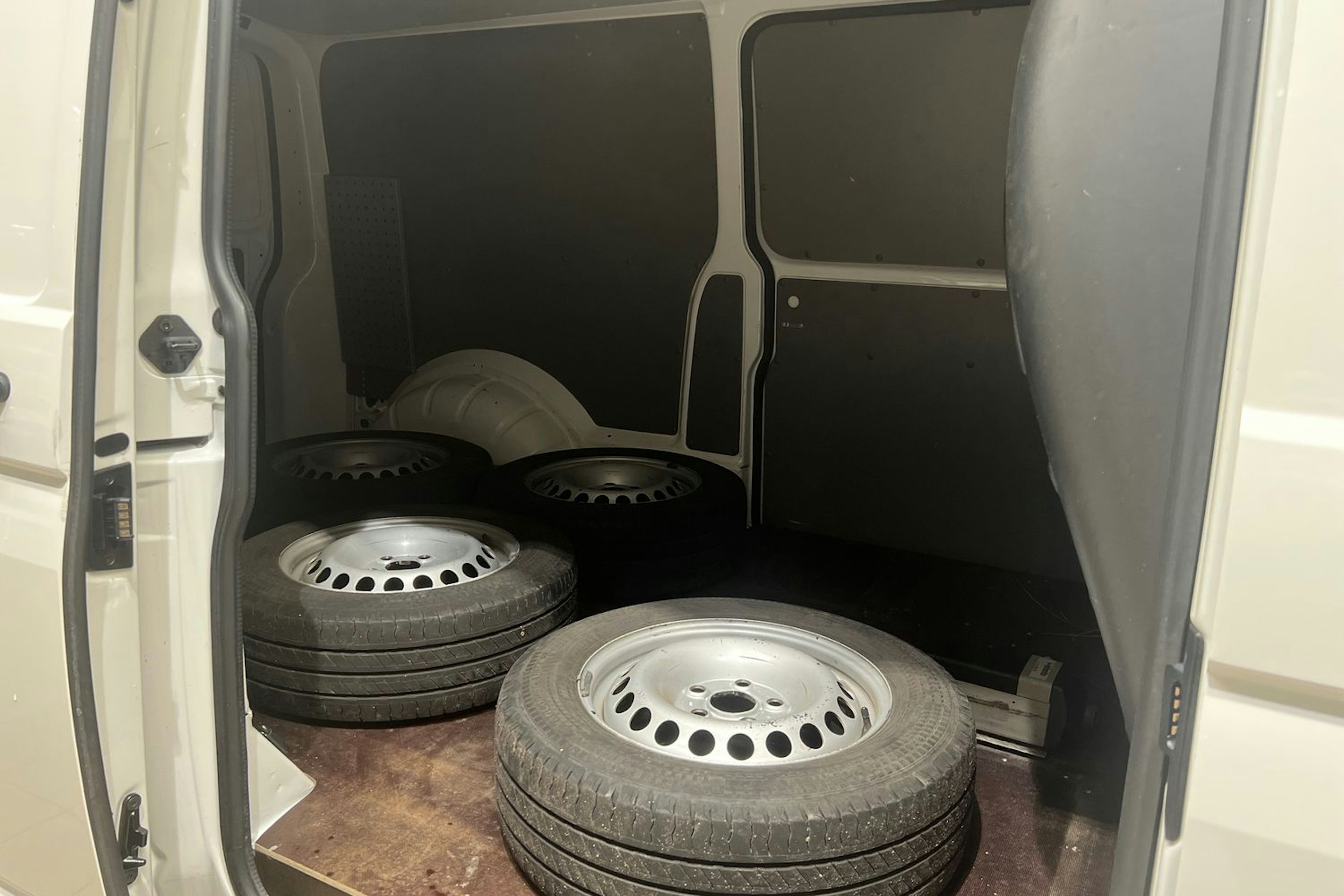 valkoinen Volkswagen Transporter 2020 kuva 18.