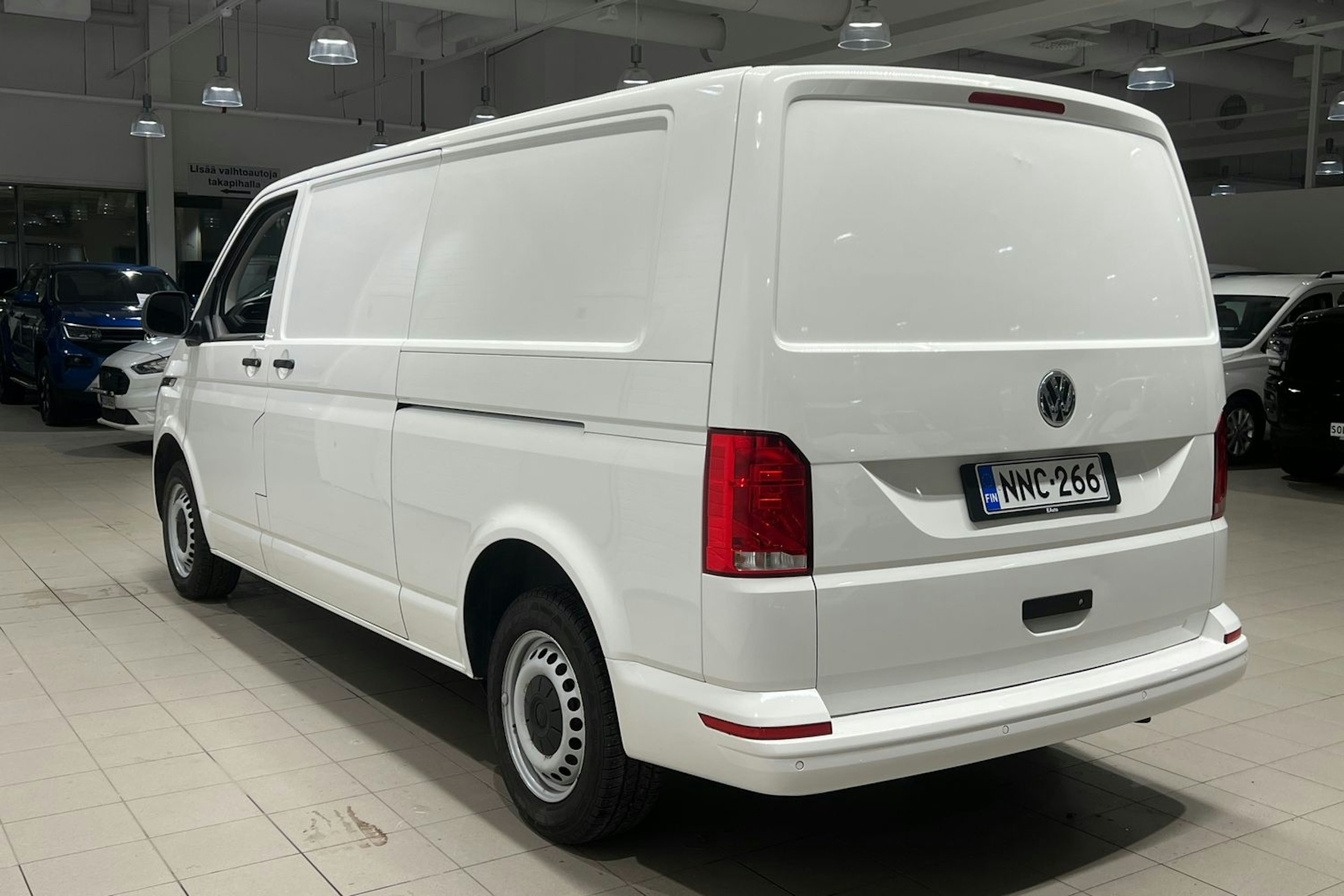 valkoinen Volkswagen Transporter 2020 kuva 20.