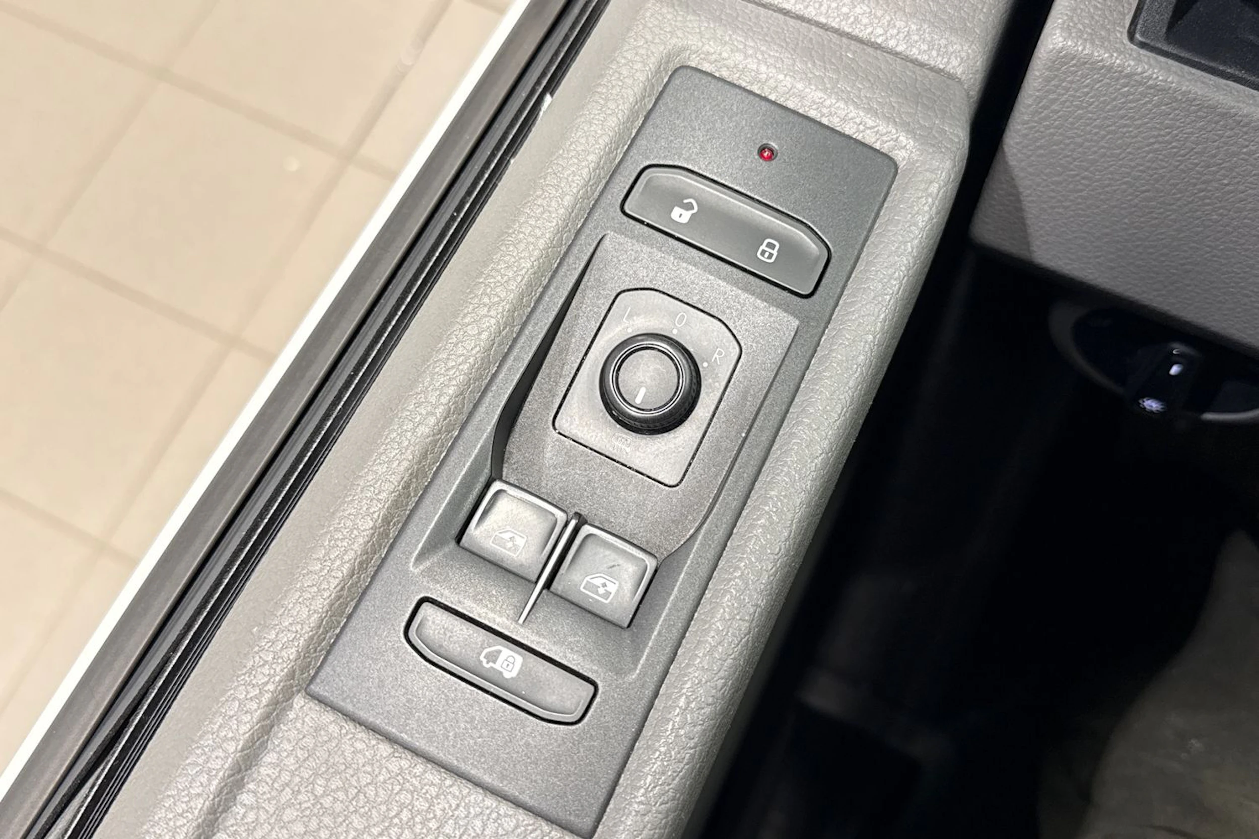 valkoinen Volkswagen Transporter 2020 kuva 27.