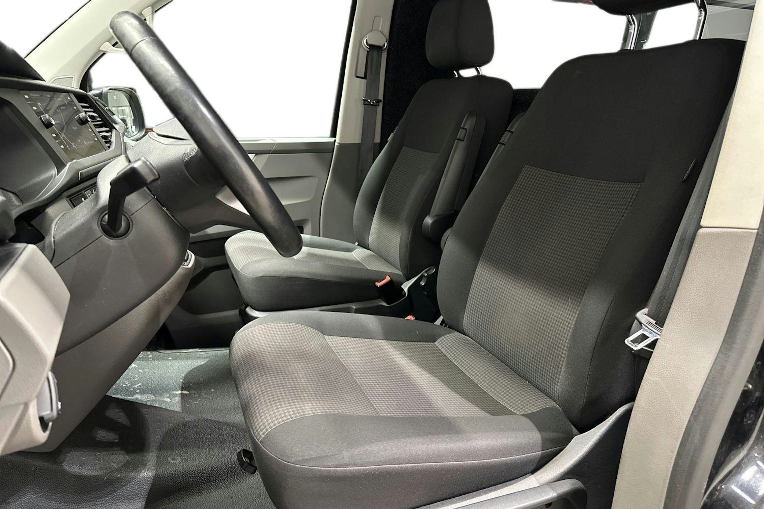 musta Volkswagen Transporter 2020 kuva 11.