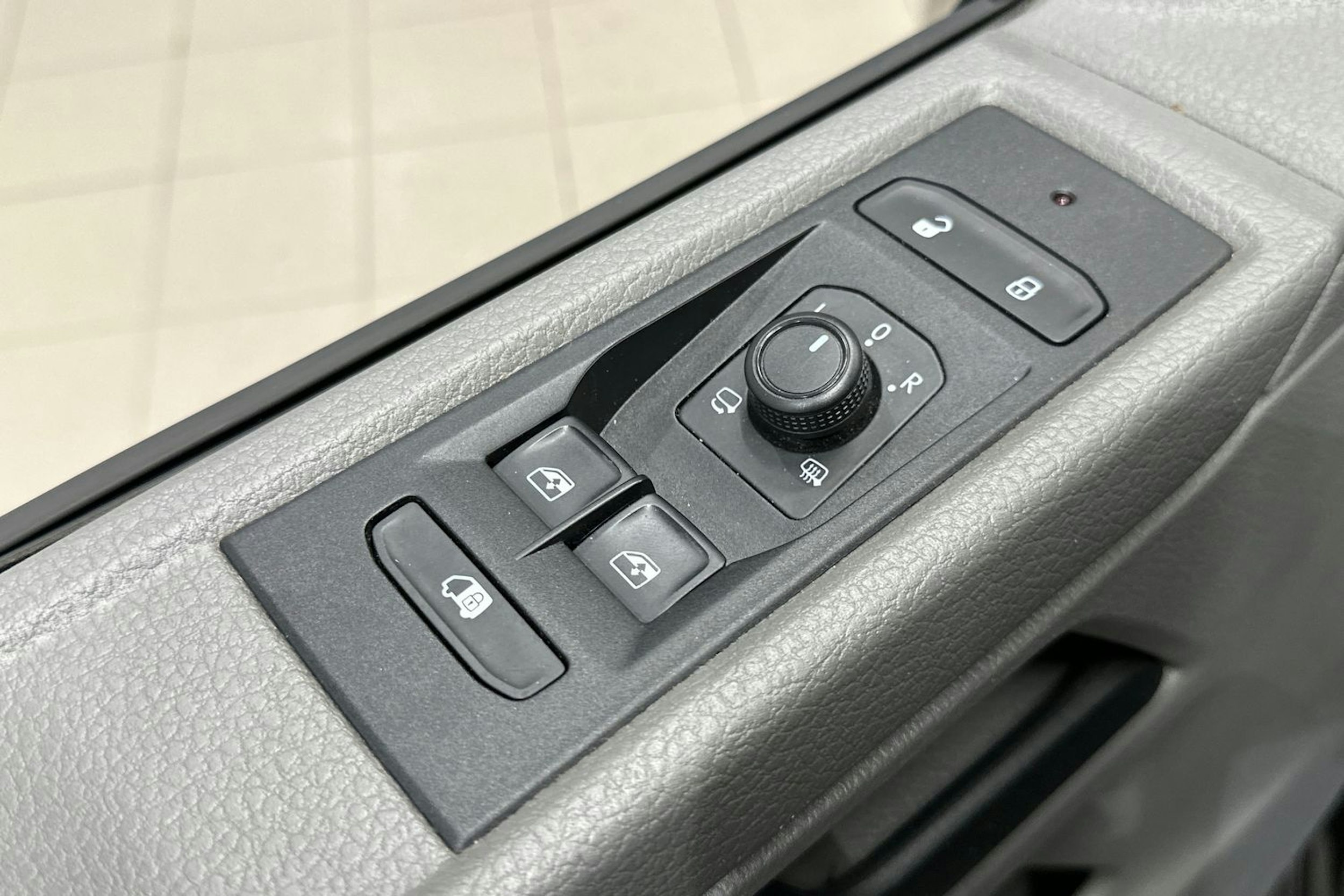 musta Volkswagen Transporter 2020 kuva 15.