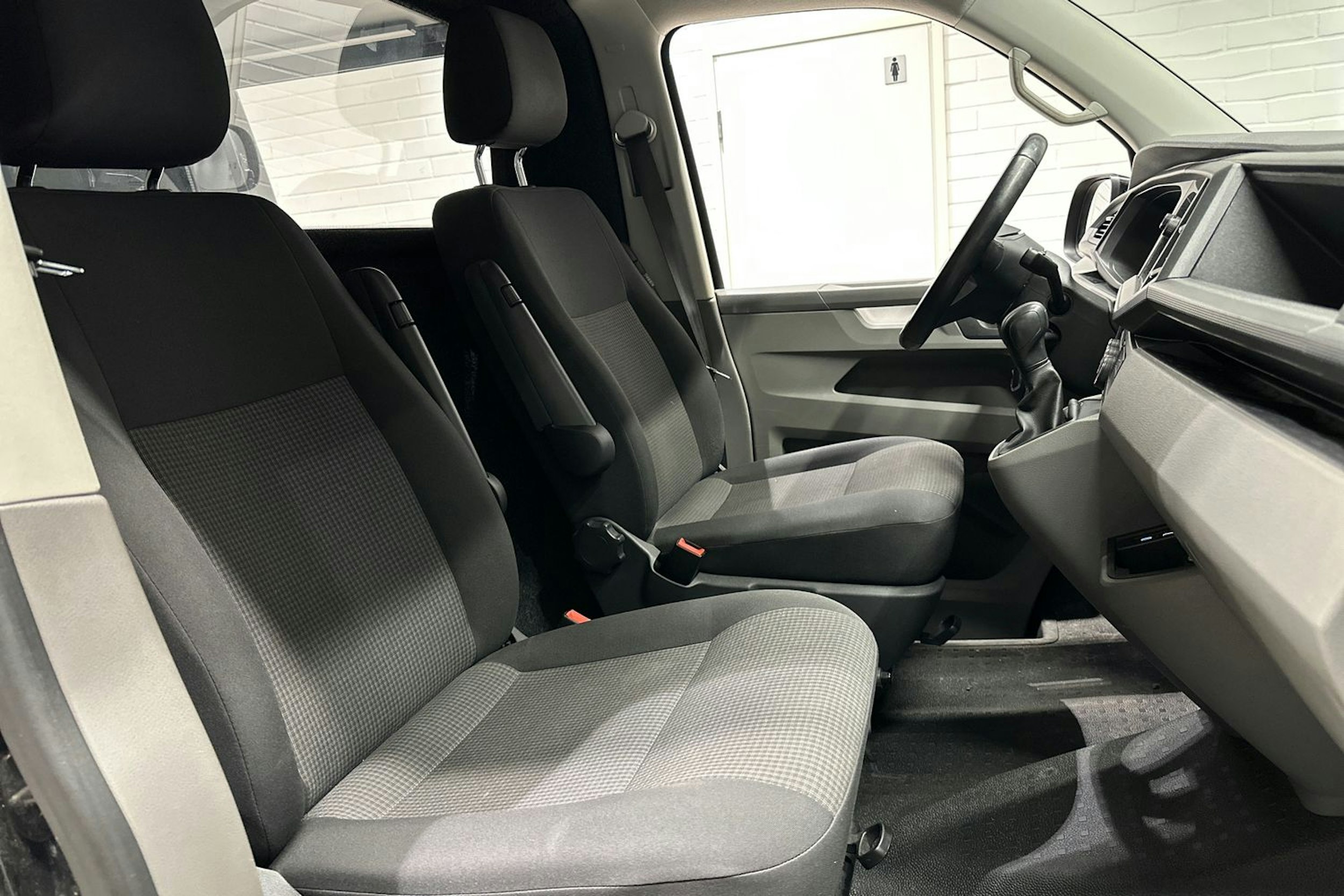 musta Volkswagen Transporter 2020 kuva 26.