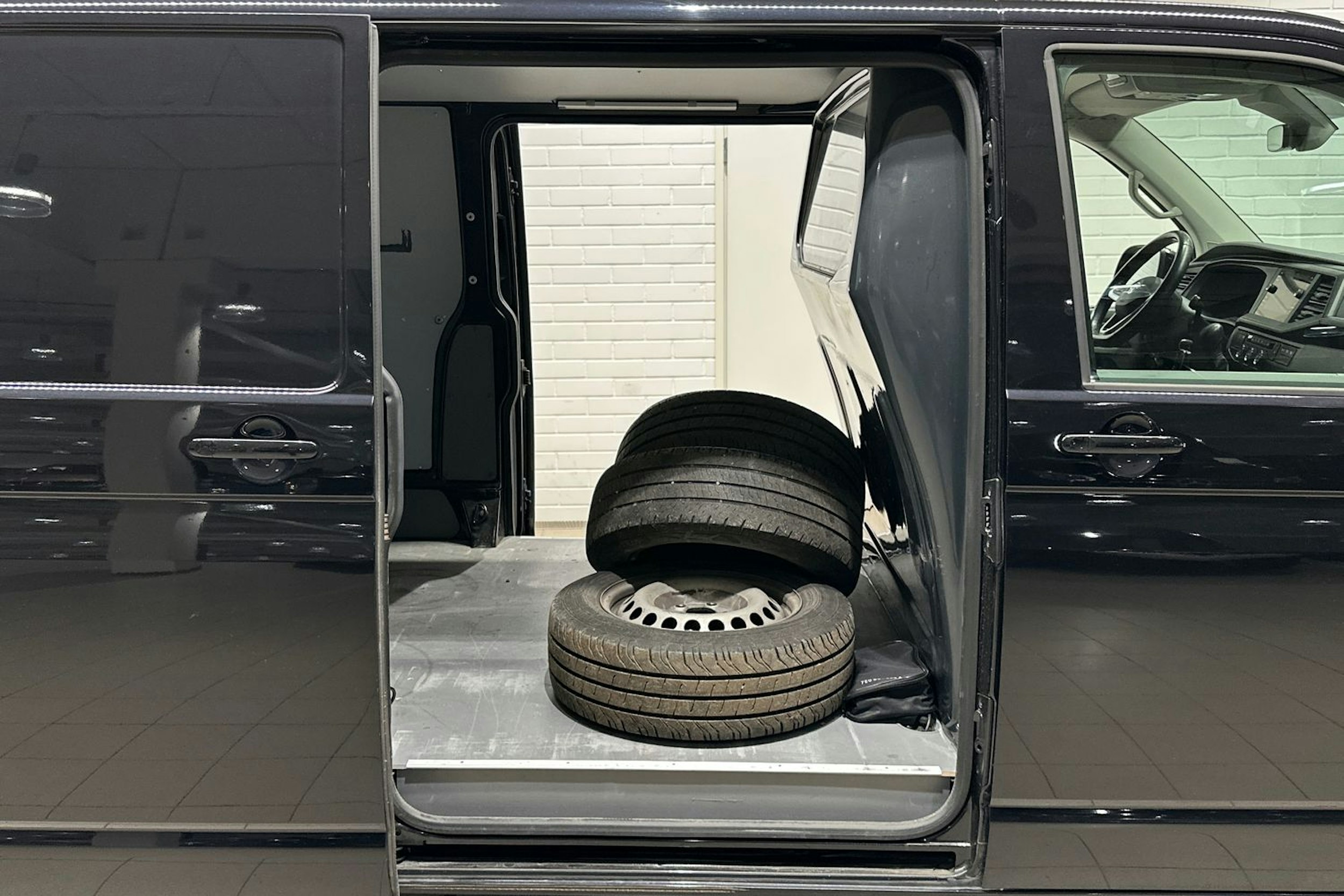 musta Volkswagen Transporter 2020 kuva 27.