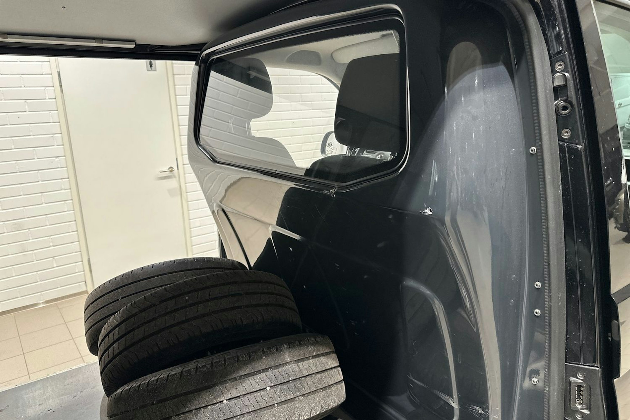 musta Volkswagen Transporter 2020 kuva 28.