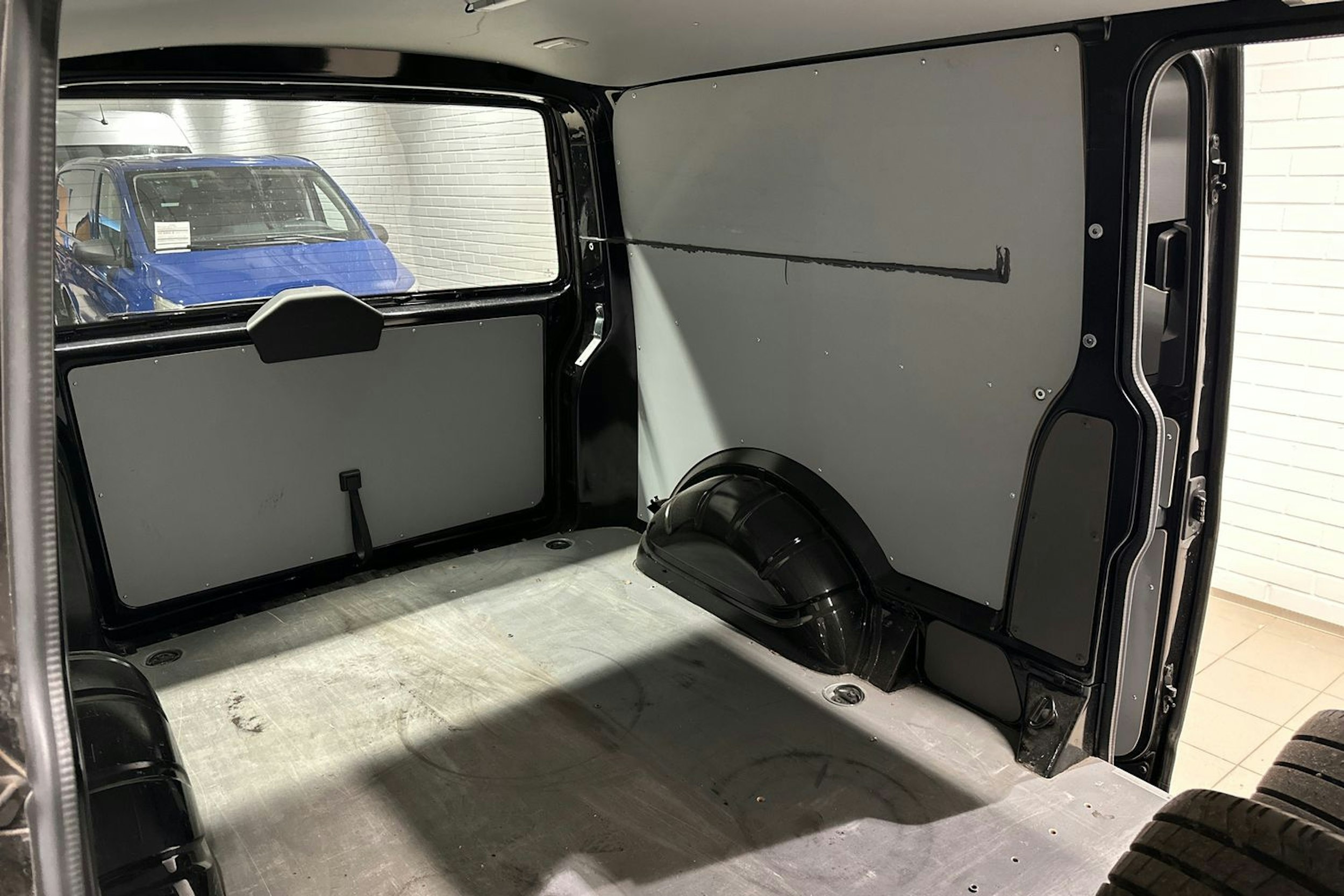 musta Volkswagen Transporter 2020 kuva 29.