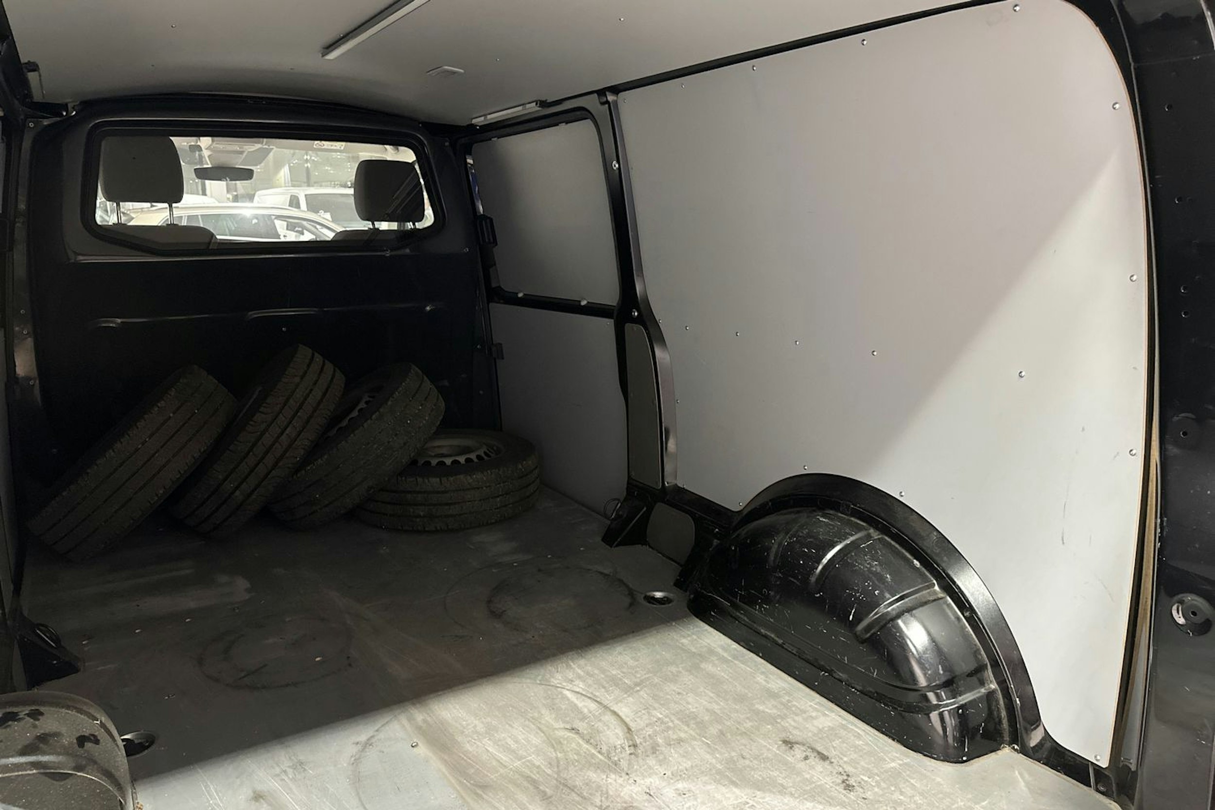 musta Volkswagen Transporter 2020 kuva 32.