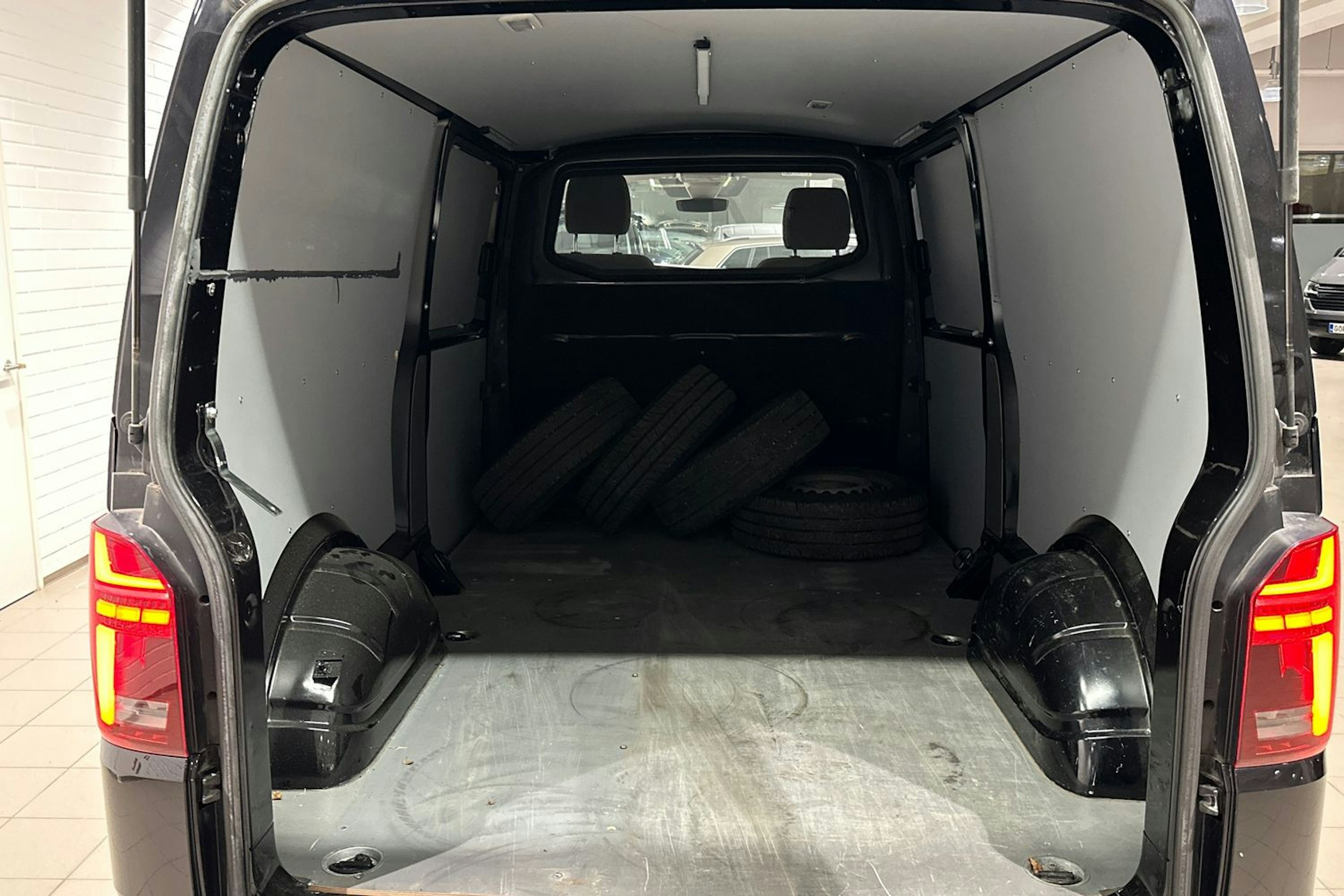 musta Volkswagen Transporter 2020 kuva 33.