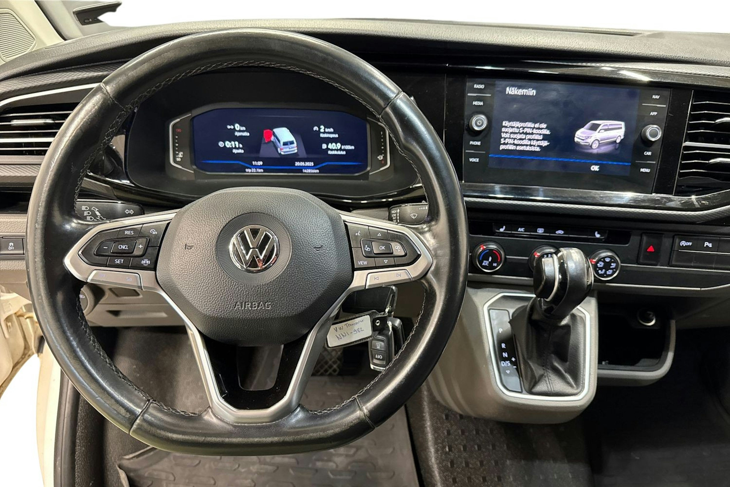 valkoinen Volkswagen Transporter 2020 kuva 9.