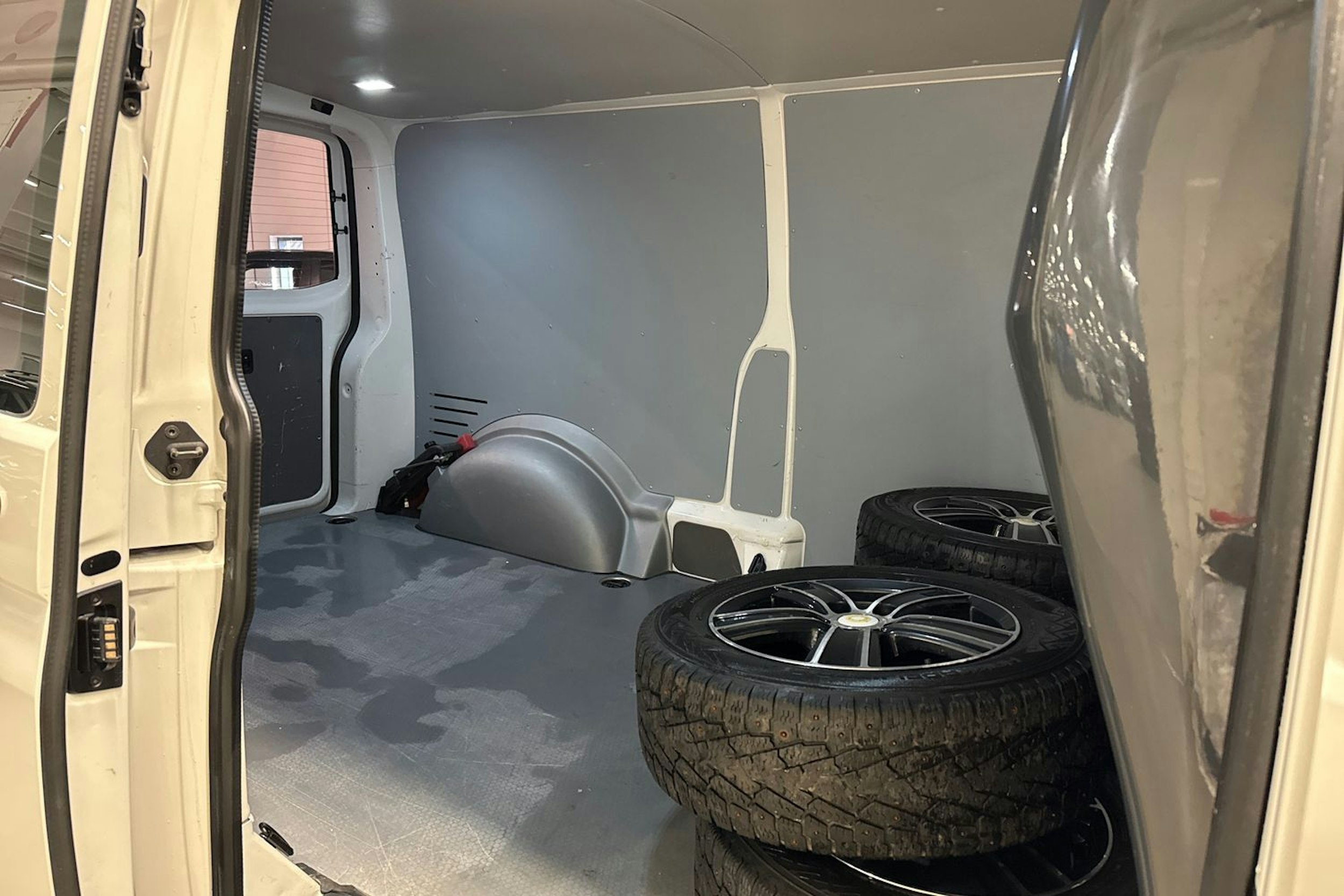 valkoinen Volkswagen Transporter 2020 kuva 13.