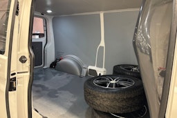 valkoinen Volkswagen Transporter 2020 kuva 13.